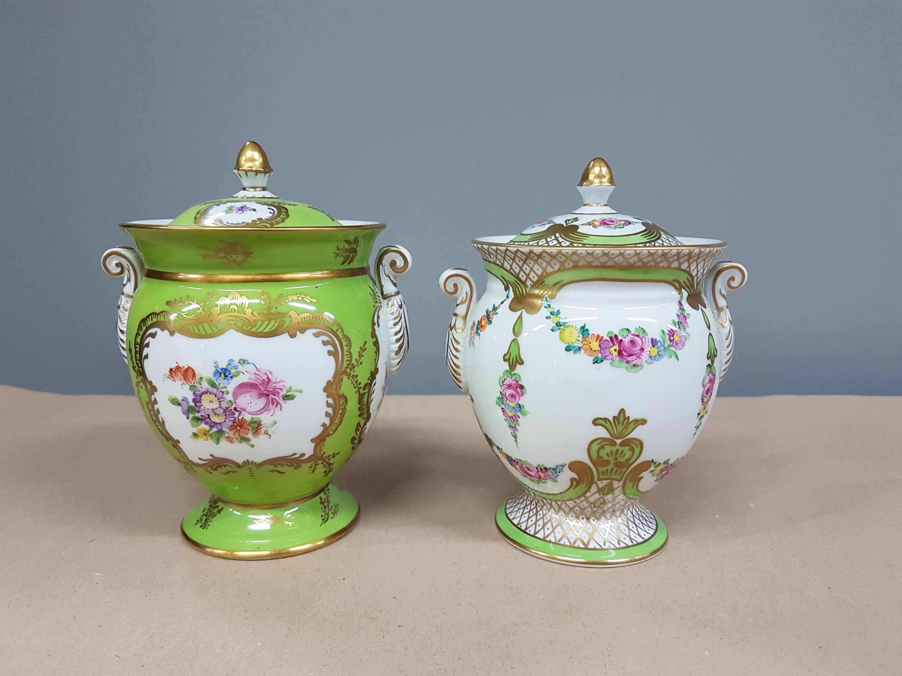 Detail c: 2 Deckelvasen, Dresden, um 1900, Porzellan, partiell grüngrundig, reiche Goldstaffage, Blumendekor, H. ca. 14.5cm