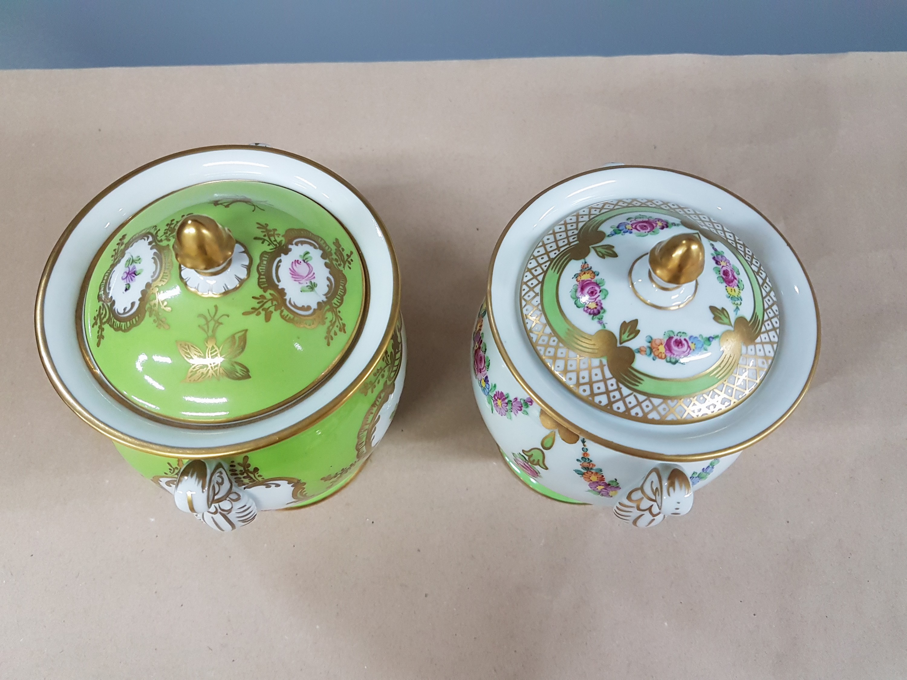 Detail e: 2 Deckelvasen, Dresden, um 1900, Porzellan, partiell grüngrundig, reiche Goldstaffage, Blumendekor, H. ca. 14.5cm