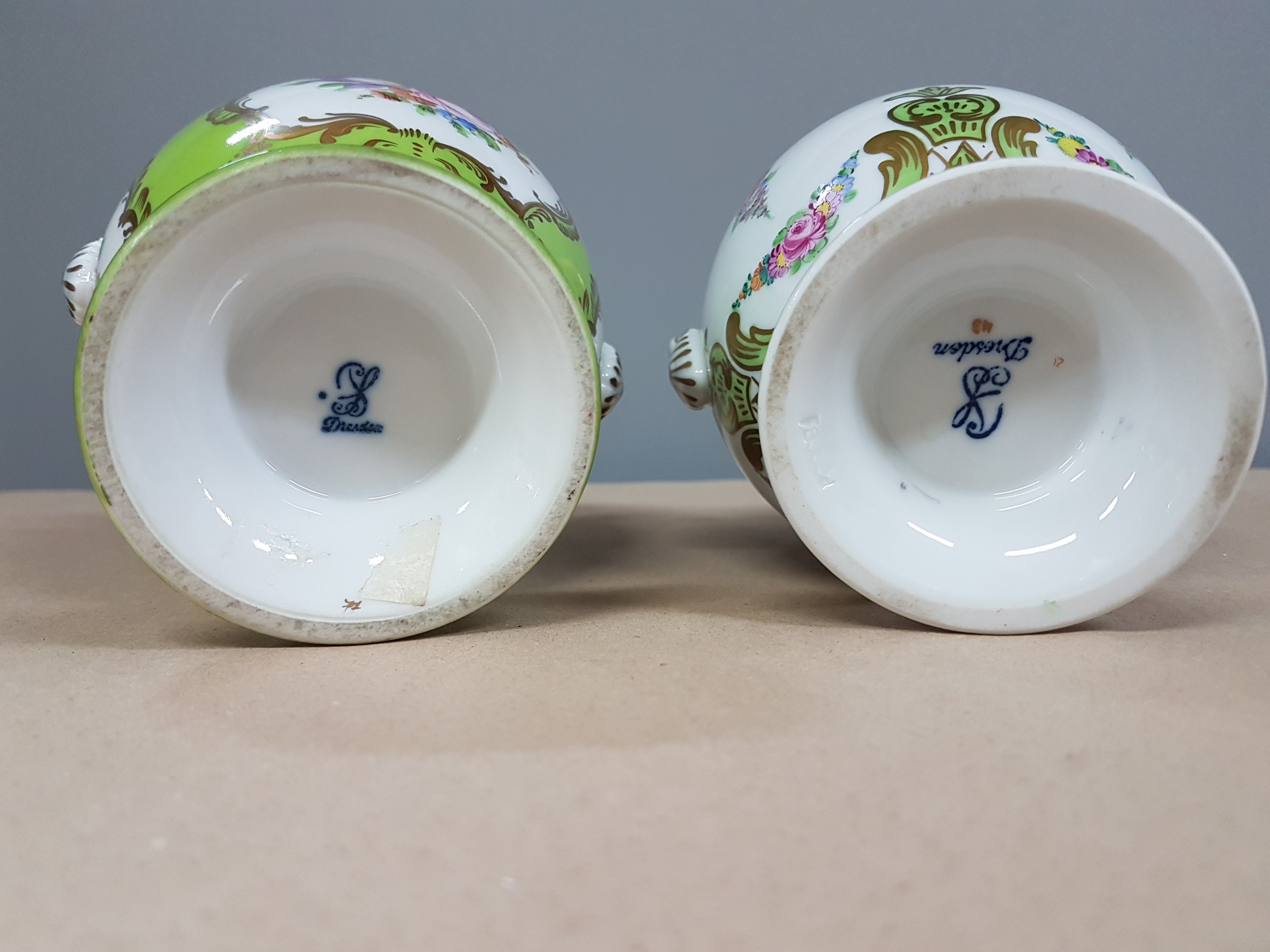 Detail g: 2 Deckelvasen, Dresden, um 1900, Porzellan, partiell grüngrundig, reiche Goldstaffage, Blumendekor, H. ca. 14.5cm