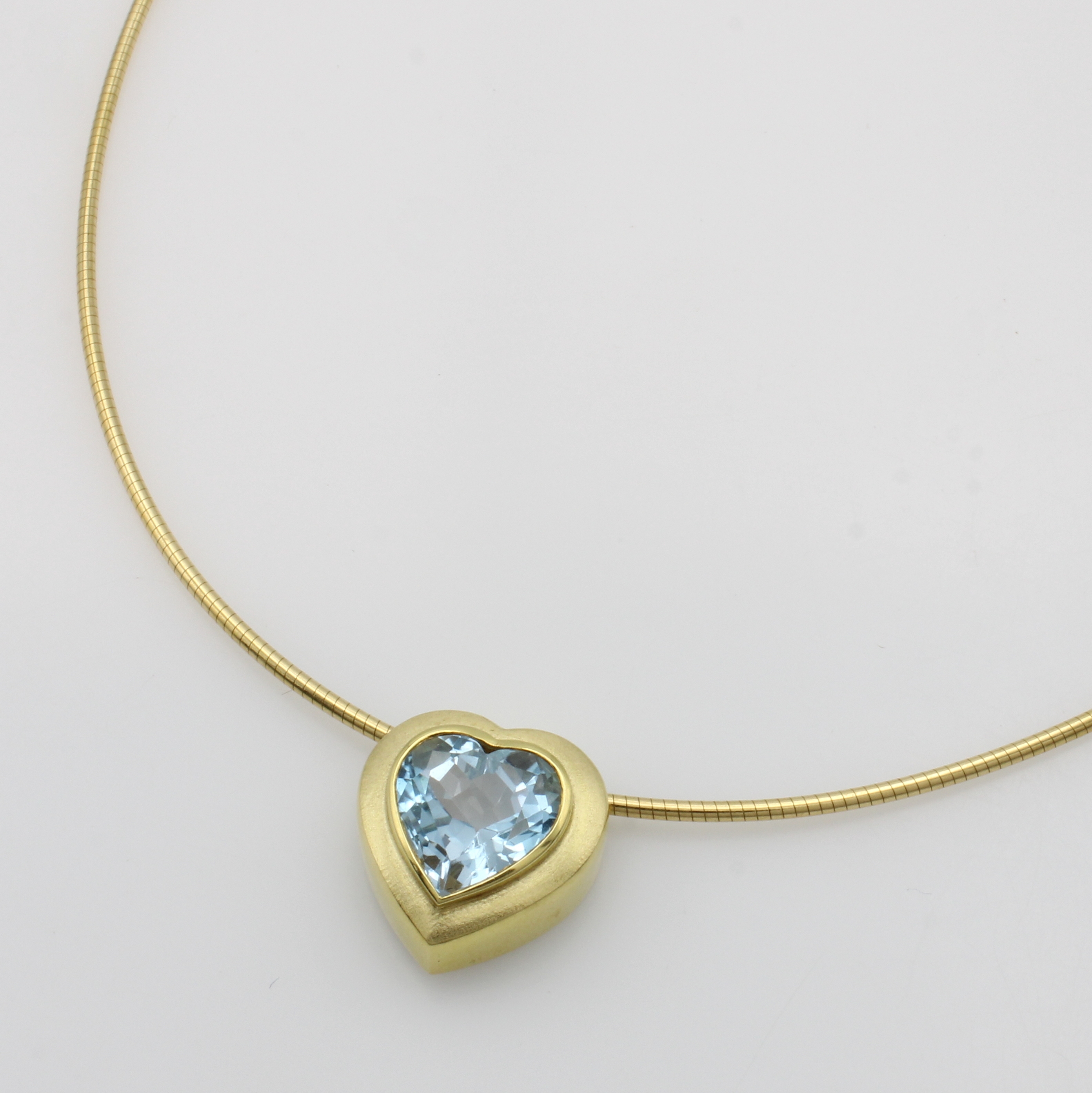 Image 27000290 - Herzanhänger mit Aquamarin an Omegareif, GG 585/000, z.T. matt., Aquam. ca. 5.6 ct, ...