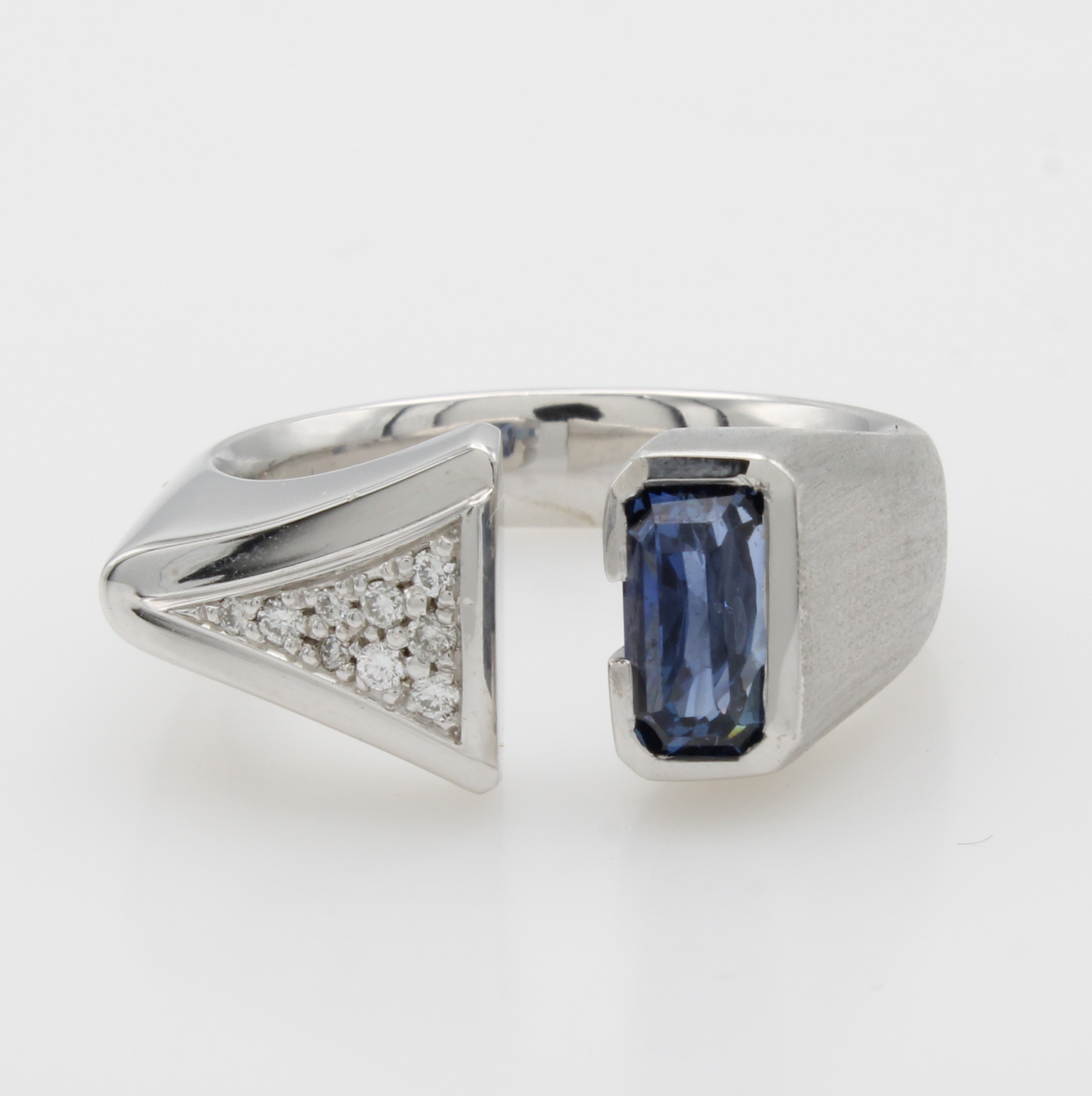 Image 27000292 - Ring mit Saphir und Brillanten, WG 585/000, Saphirbaguette ca. 2.31 ct, Brill. im ...