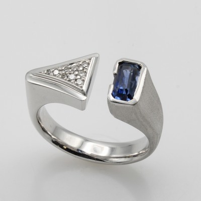 27000292a - Ring mit Saphir und Brillanten, WG 585/000, Saphirbaguette ca. 2.31 ct, Brill. im ...