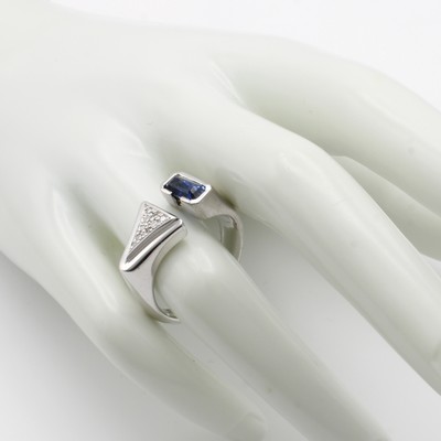27000292b - Ring mit Saphir und Brillanten, WG 585/000, Saphirbaguette ca. 2.31 ct, Brill. im ...