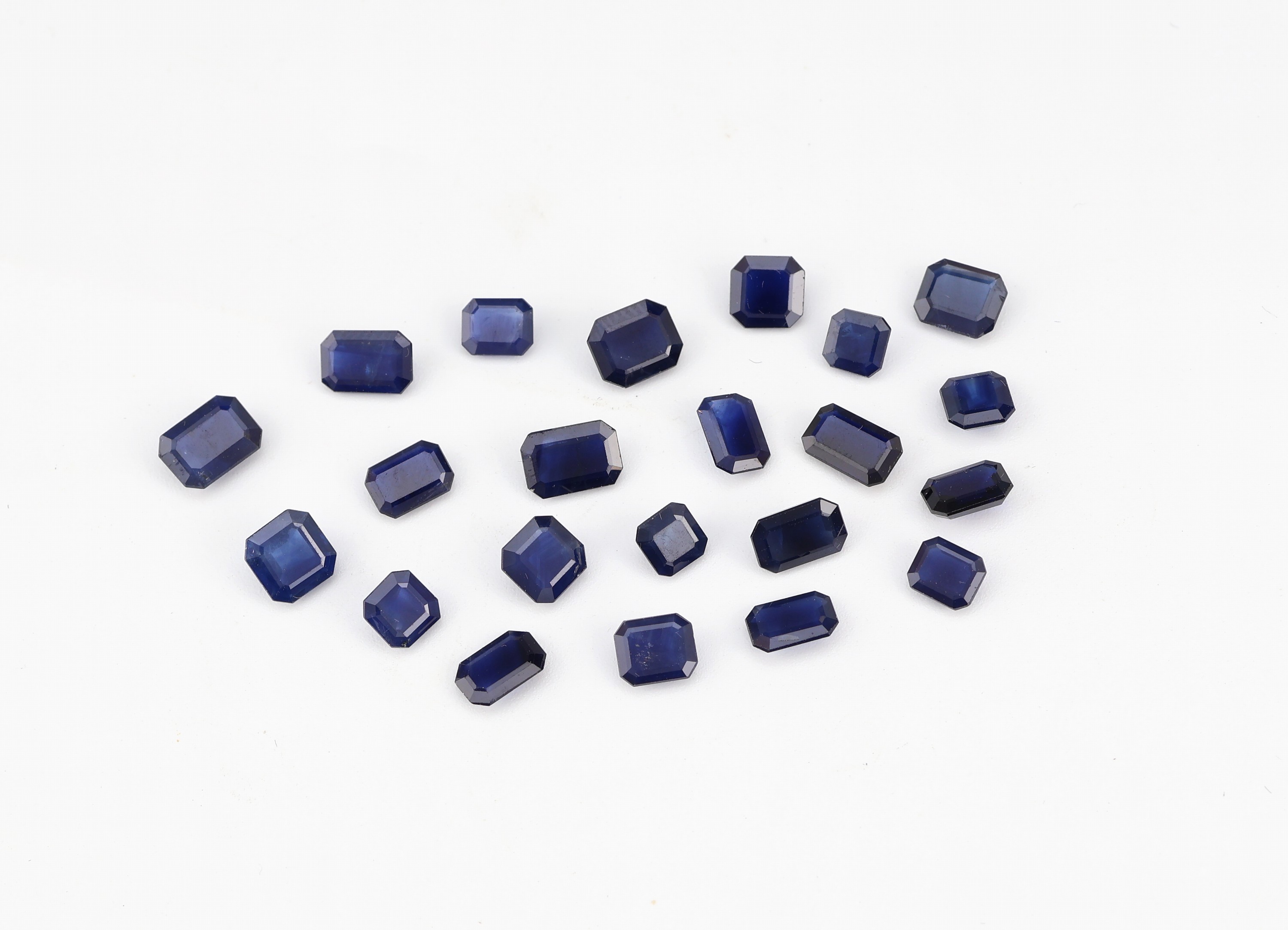 Image 27000384 - Lot lose Saphire, zus. ca. 13.41 ct, Treppenschliff in versch. Größen und Farbnuancen ...