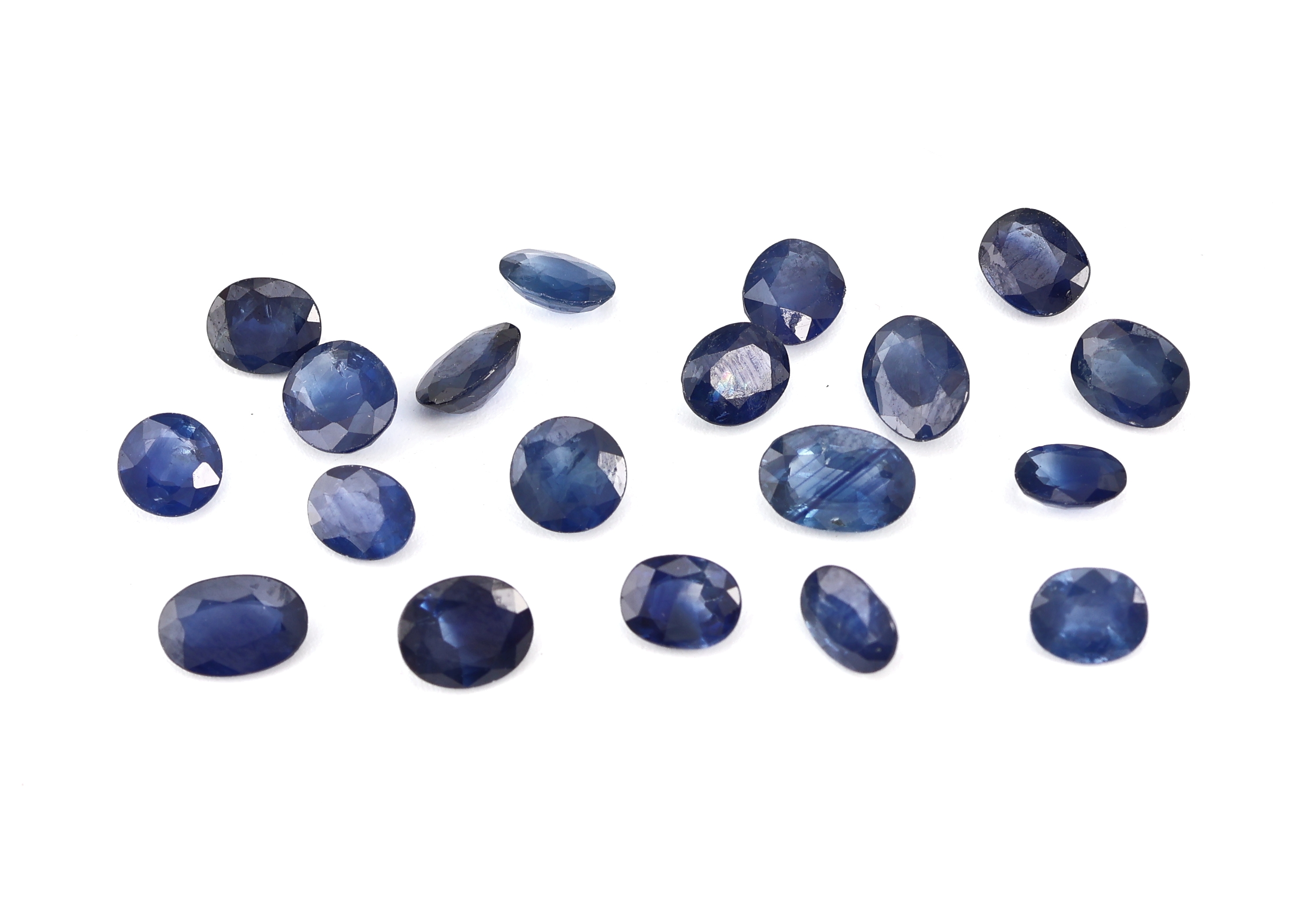 Image 27000388 - Lot lose Saphire, zus. ca. 11.08 ct, oval- facett. in versch. Größen und Farbnuancen, ...