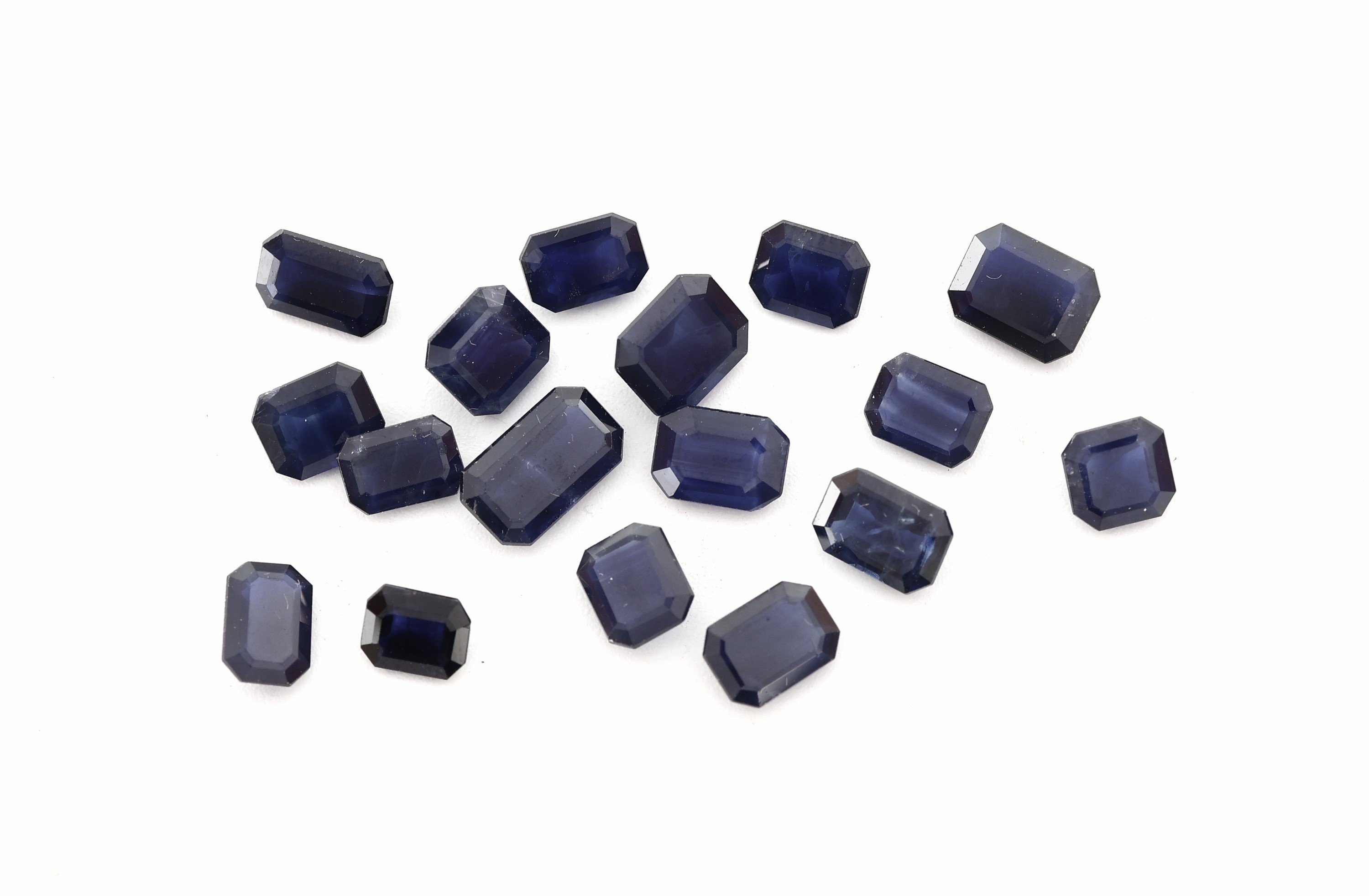 Image 27000390 - Lot lose Saphire, zus. ca. 9.66 ct, Treppenschliff in versch. Größen und Farbnuancen ...