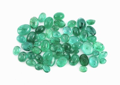Image Lot lose Smaragde, zus. ca. 31.69 ct, Cabochons in versch. Größen, Formen und ...