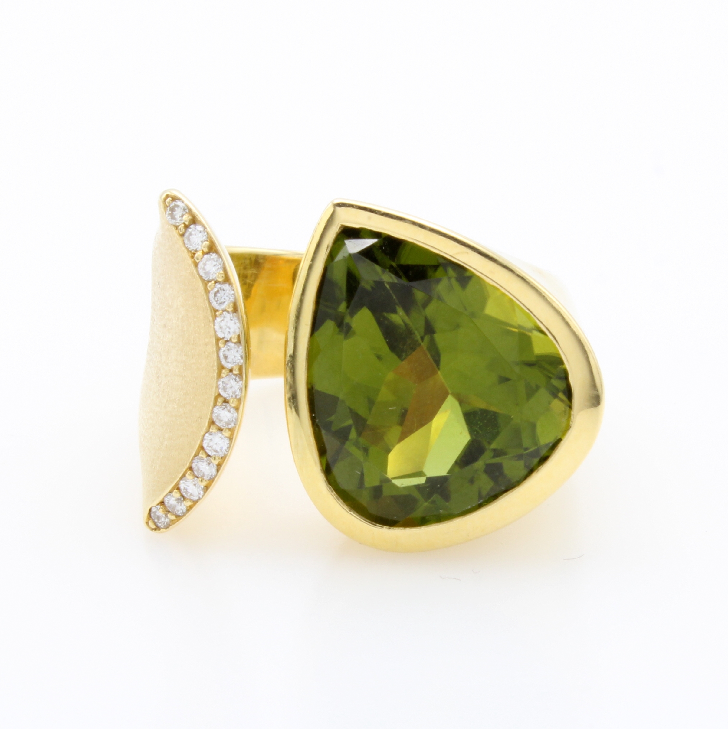 Image 27000450 - Ring mit Peridot und Brillanten, GG 750/000, Schiene offen u. z.T. matt., Peridottropfen ...