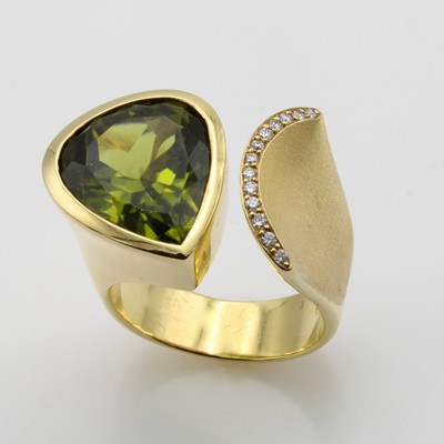 27000450a - Ring mit Peridot und Brillanten, GG 750/000, Schiene offen u. z.T. matt., Peridottropfen ...