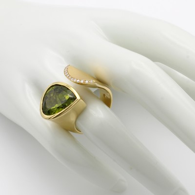 27000450b - Ring mit Peridot und Brillanten, GG 750/000, Schiene offen u. z.T. matt., Peridottropfen ...