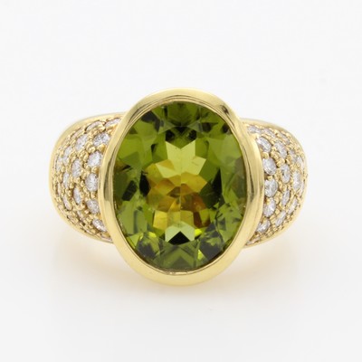 Image Ring mit Peridot und Brillanten, GG 750/000, ovaler Peridot ca. 8.2 ct, Brill. in Ring- ...