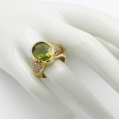 27000452b - Ring mit Peridot und Brillanten, GG 750/000, ovaler Peridot ca. 8.2 ct, Brill. in Ring- ...