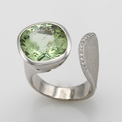 27000473a - Ring mit Turmalin und Brillanten, WG 750/000, hellgrüner Turmalin ca. 10.3 ct, Brill. ...