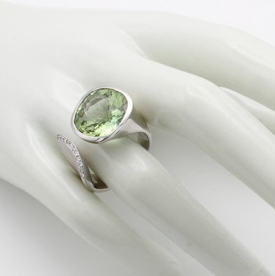 27000473b - Ring mit Turmalin und Brillanten, WG 750/000, hellgrüner Turmalin ca. 10.3 ct, Brill. ...