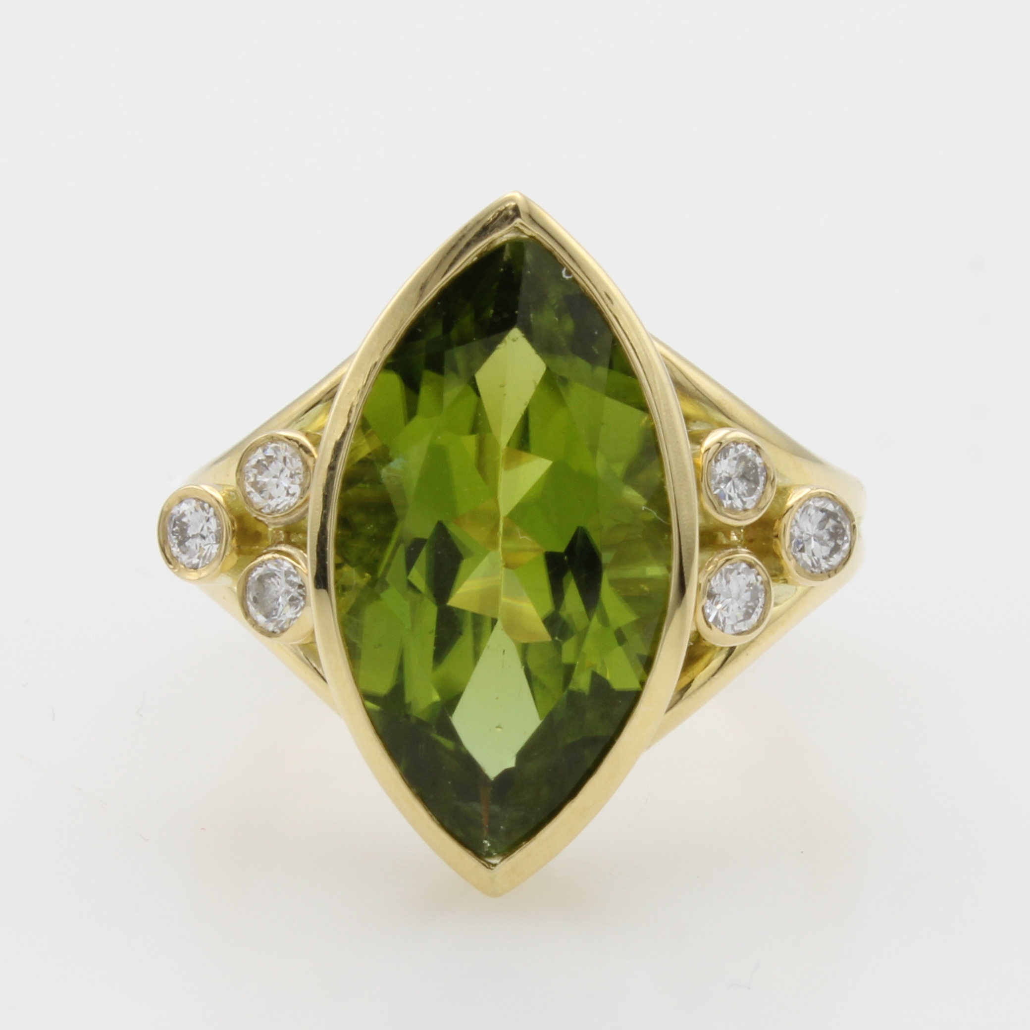 Image 27000520 - Ring mit Peridot und Brillanten, GG 750/000, navettef. Peridot ca. 8.2 ct, 6 Brill. zus. ...