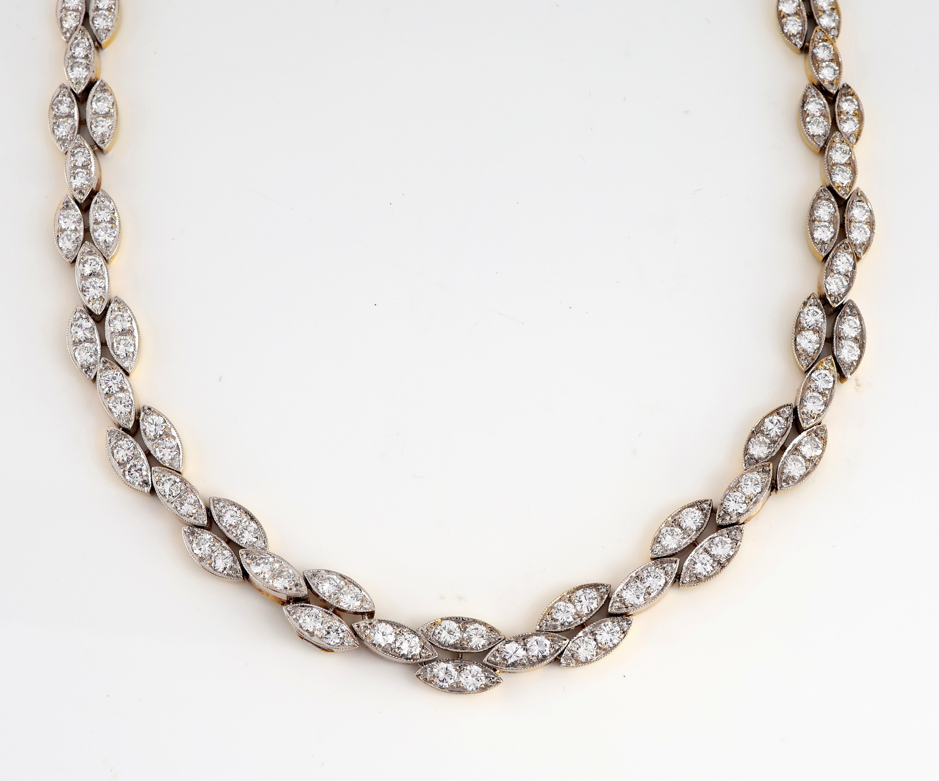 Detail a: 18 kt Gold Diamant-Collier, GG/WG 750/000, qualitätvolle Verarbeitung, 3-rhg. navettef. Glieder im Verlauf, 180 Brillanten und 180 8/8-Diamanten ...