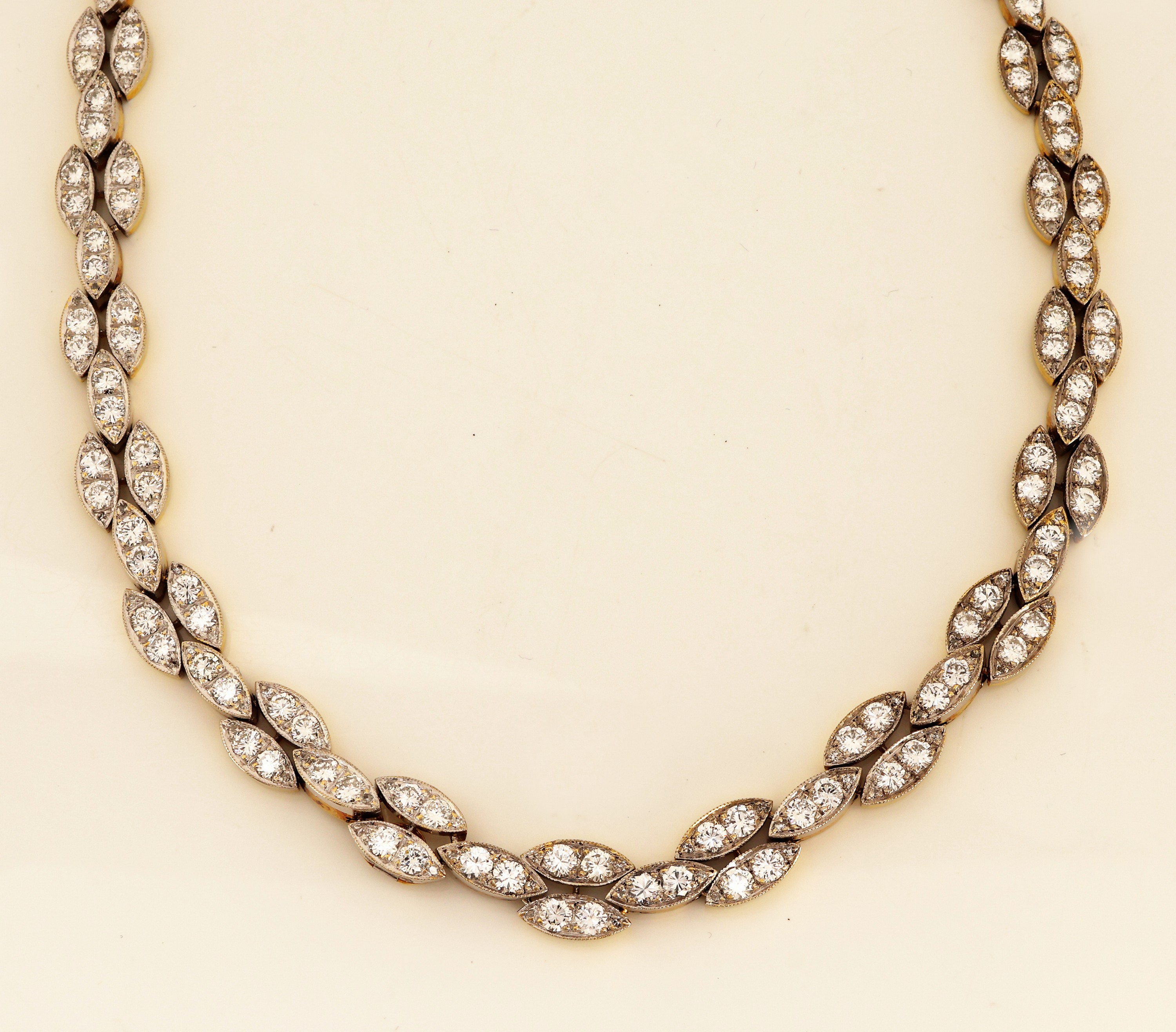 Detail b: 18 kt Gold Diamant-Collier, GG/WG 750/000, qualitätvolle Verarbeitung, 3-rhg. navettef. Glieder im Verlauf, 180 Brillanten und 180 8/8-Diamanten ...