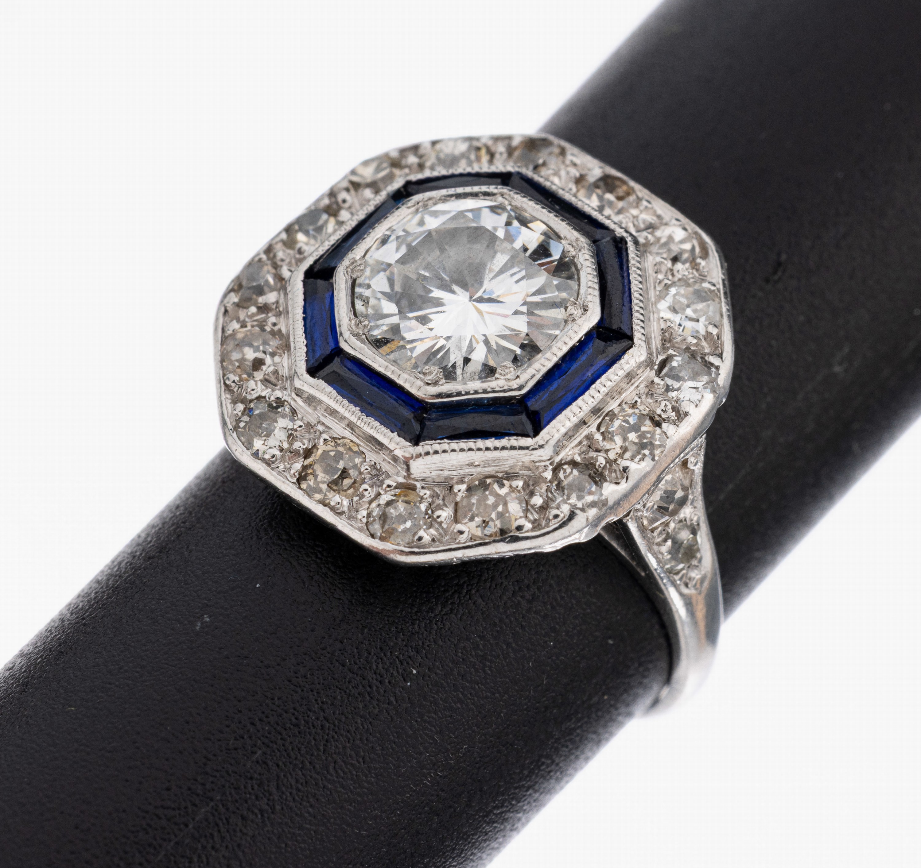 Image 27000566 - Platin Art Deco Diamant-Saphir-Ring, um 1925-30er Jahre, Pt, oktogonaler Ringkopf, ...
