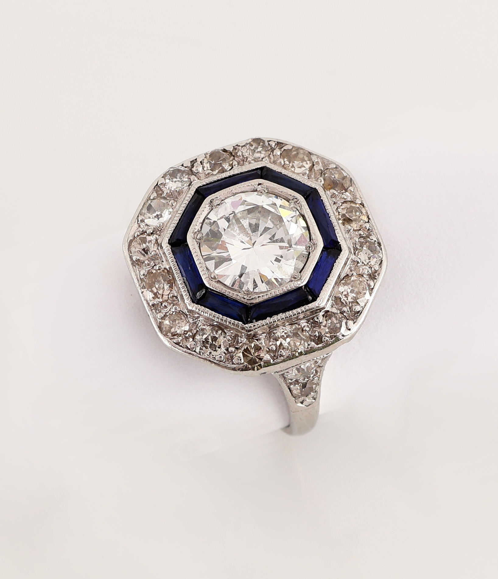 Detail a: Platin Art Deco Diamant-Saphir-Ring, um 1925-30er Jahre, Pt, oktogonaler Ringkopf, mittig Brillant ca. 1.25 ct Weiß/si1, umgeben von 8 facett. ...