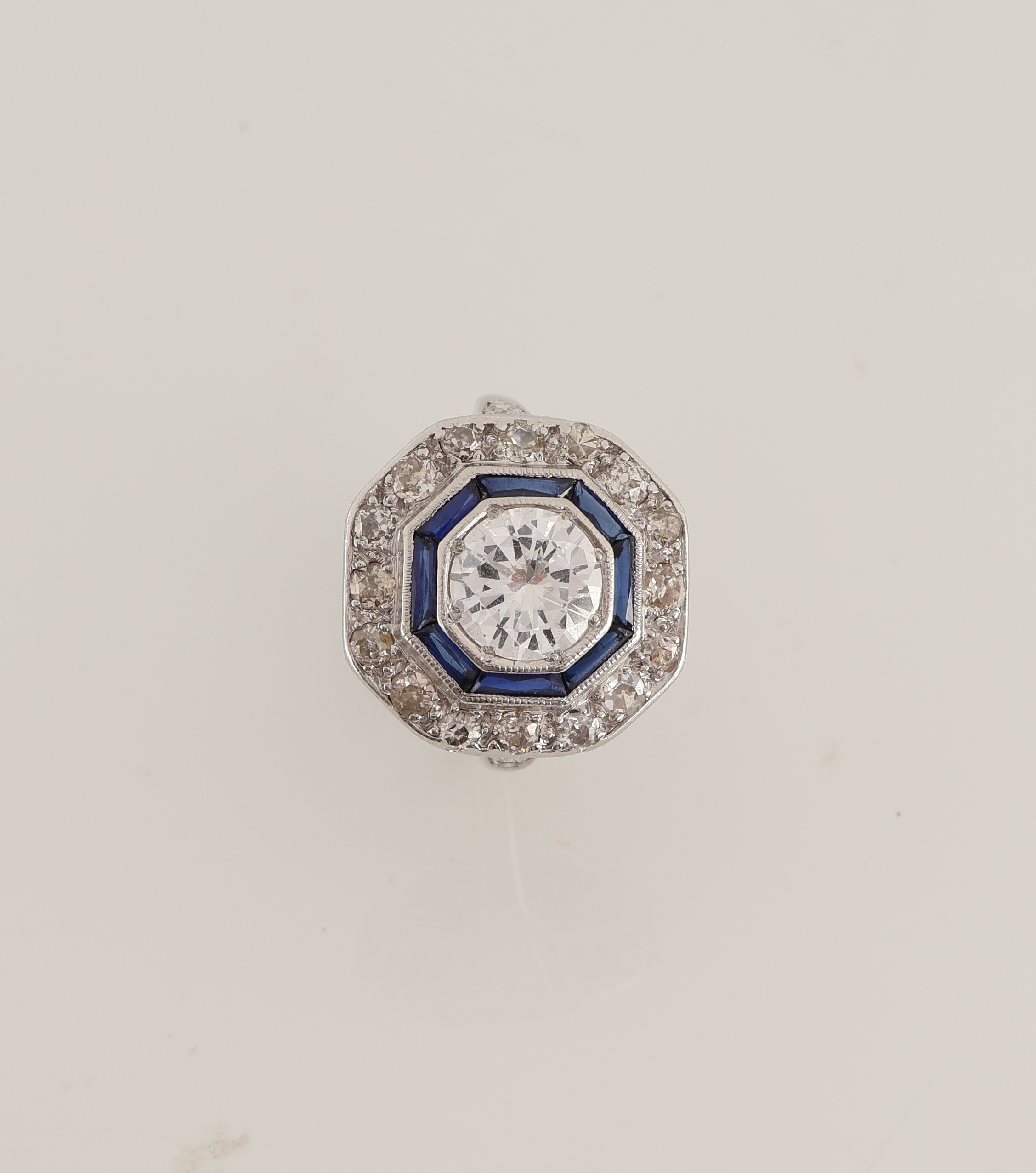 Detail b: Platin Art Deco Diamant-Saphir-Ring, um 1925-30er Jahre, Pt, oktogonaler Ringkopf, mittig Brillant ca. 1.25 ct Weiß/si1, umgeben von 8 facett. ...