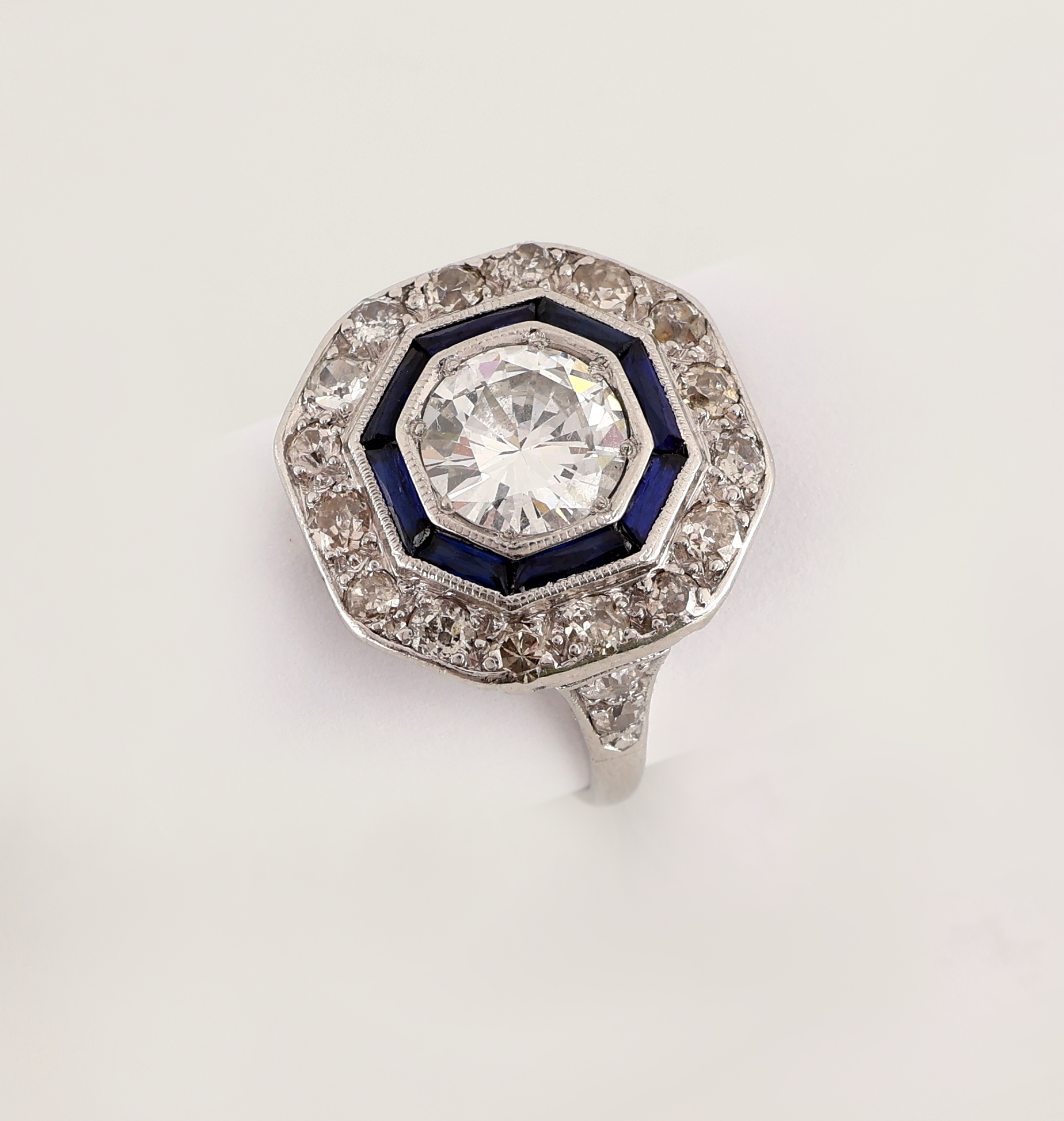 Detail c: Platin Art Deco Diamant-Saphir-Ring, um 1925-30er Jahre, Pt, oktogonaler Ringkopf, mittig Brillant ca. 1.25 ct Weiß/si1, umgeben von 8 facett. ...
