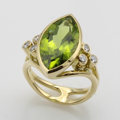 27000520a - Ring mit Peridot und Brillanten, GG 750/000, navettef. Peridot ca. 8.2 ct, 6 Brill. zus. ...