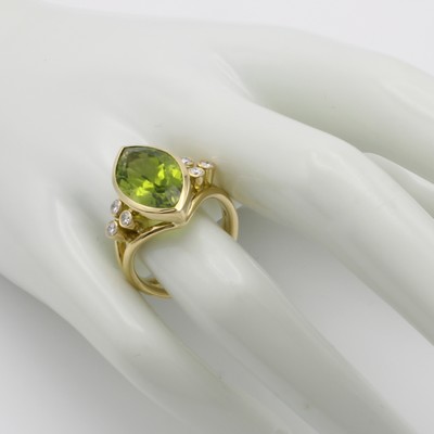 27000520b - Ring mit Peridot und Brillanten, GG 750/000, navettef. Peridot ca. 8.2 ct, 6 Brill. zus. ...