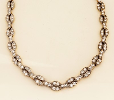 27000548b - 18 kt Gold Diamant-Collier, GG/WG 750/000, qualitätvolle Verarbeitung, 3-rhg. ...