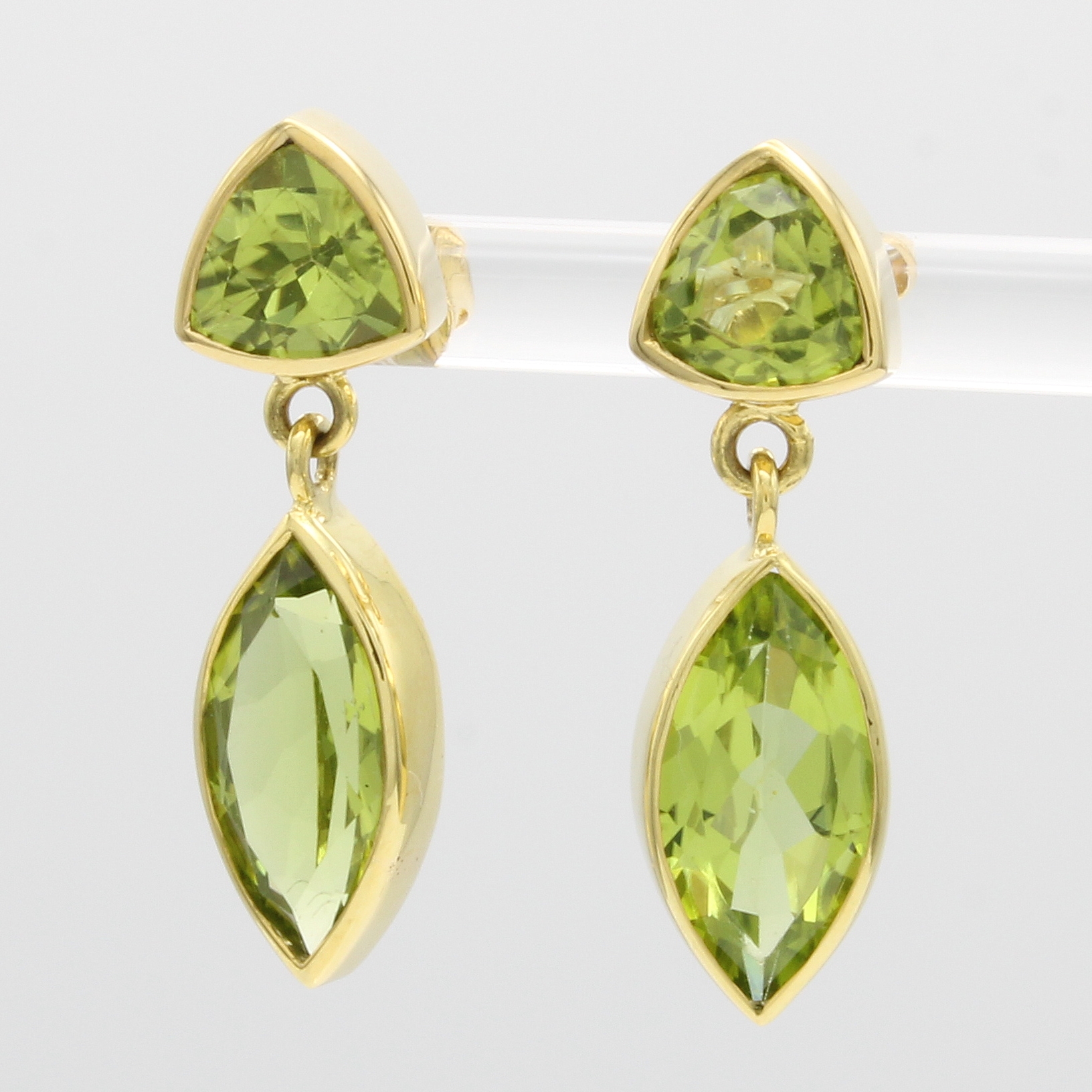 Image 27000604 - Paar Ohrstecker mit Peridots, GG 585/000, dreieckige u. navettef. Peridots zus. ca. 7.8 ...