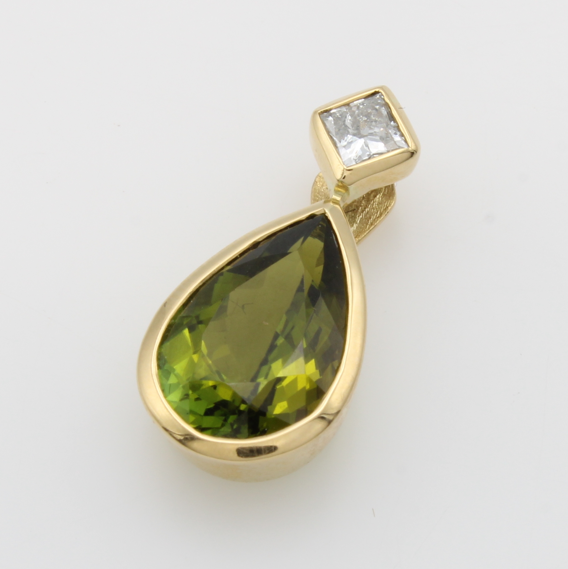 Image 27000605 - Anhänger mit Peridot und Diamant, GG 750/000, Peridottropfen ca. 4.17 ct, Diam. im ...