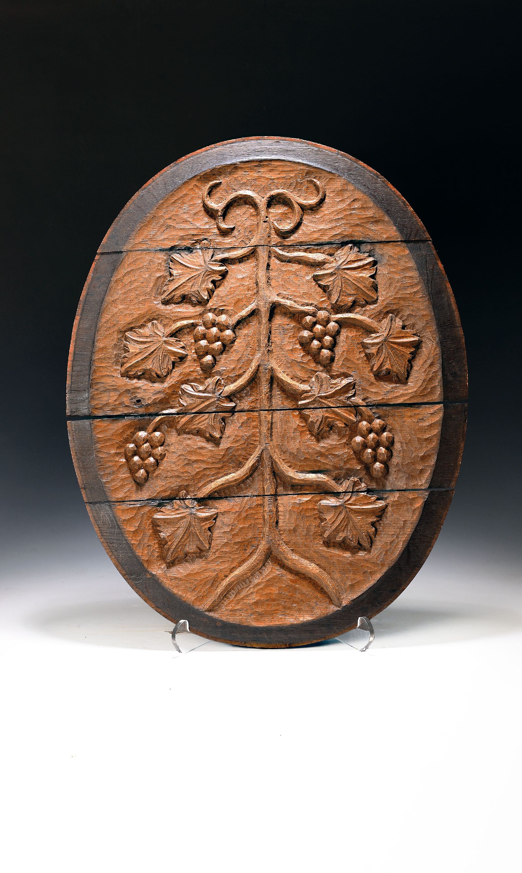 Image 27000608 - Fassboden, deutsch, um 1920, Eiche, geschnitzt mit Weinlaub und -trauben, ca. 67x52cm