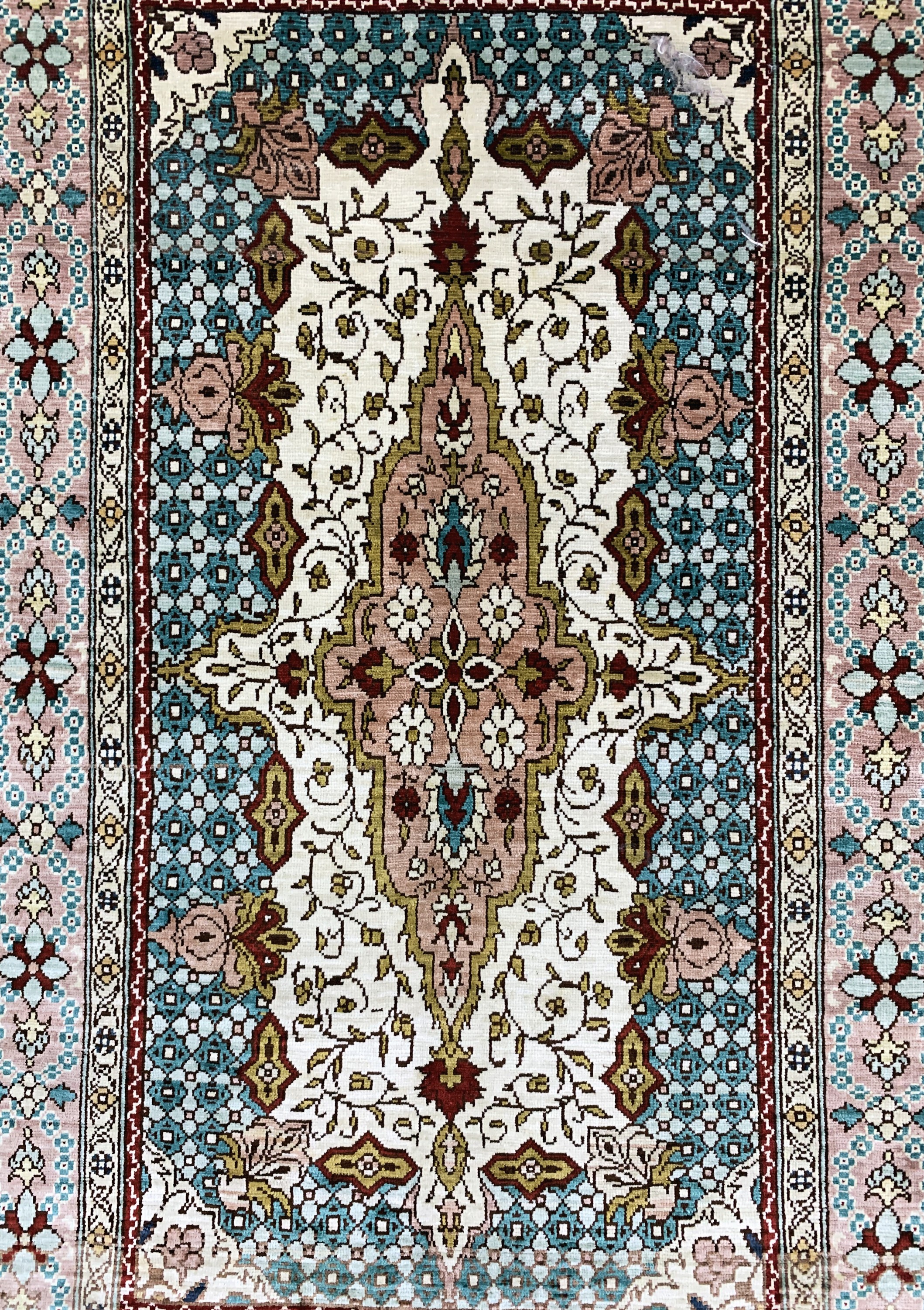 Detail b: Hereke fein, Türkei, Ende 20.Jhd., reine Naturseide, ca. 86 x 51 cm, EHZ: 1-2