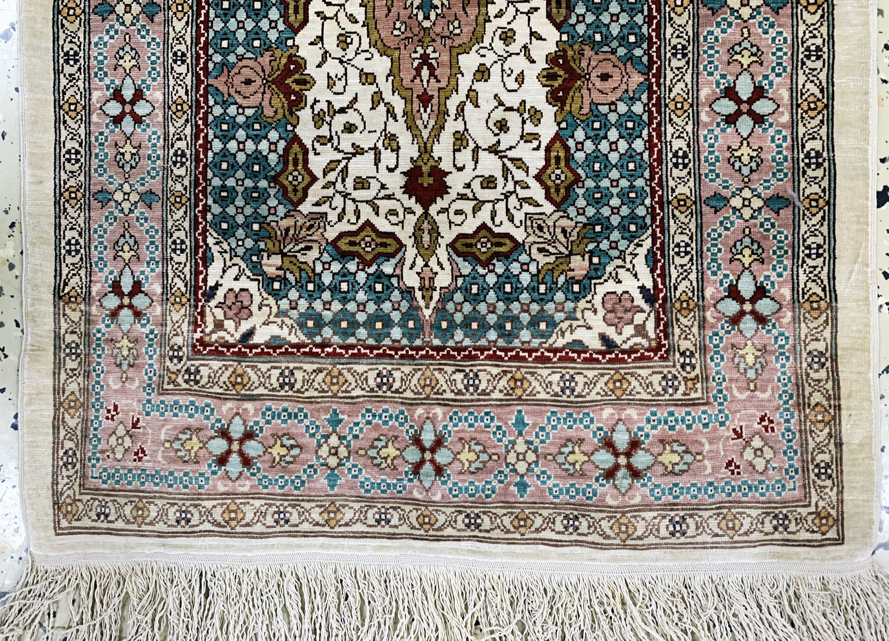 Detail c: Hereke fein, Türkei, Ende 20.Jhd., reine Naturseide, ca. 86 x 51 cm, EHZ: 1-2