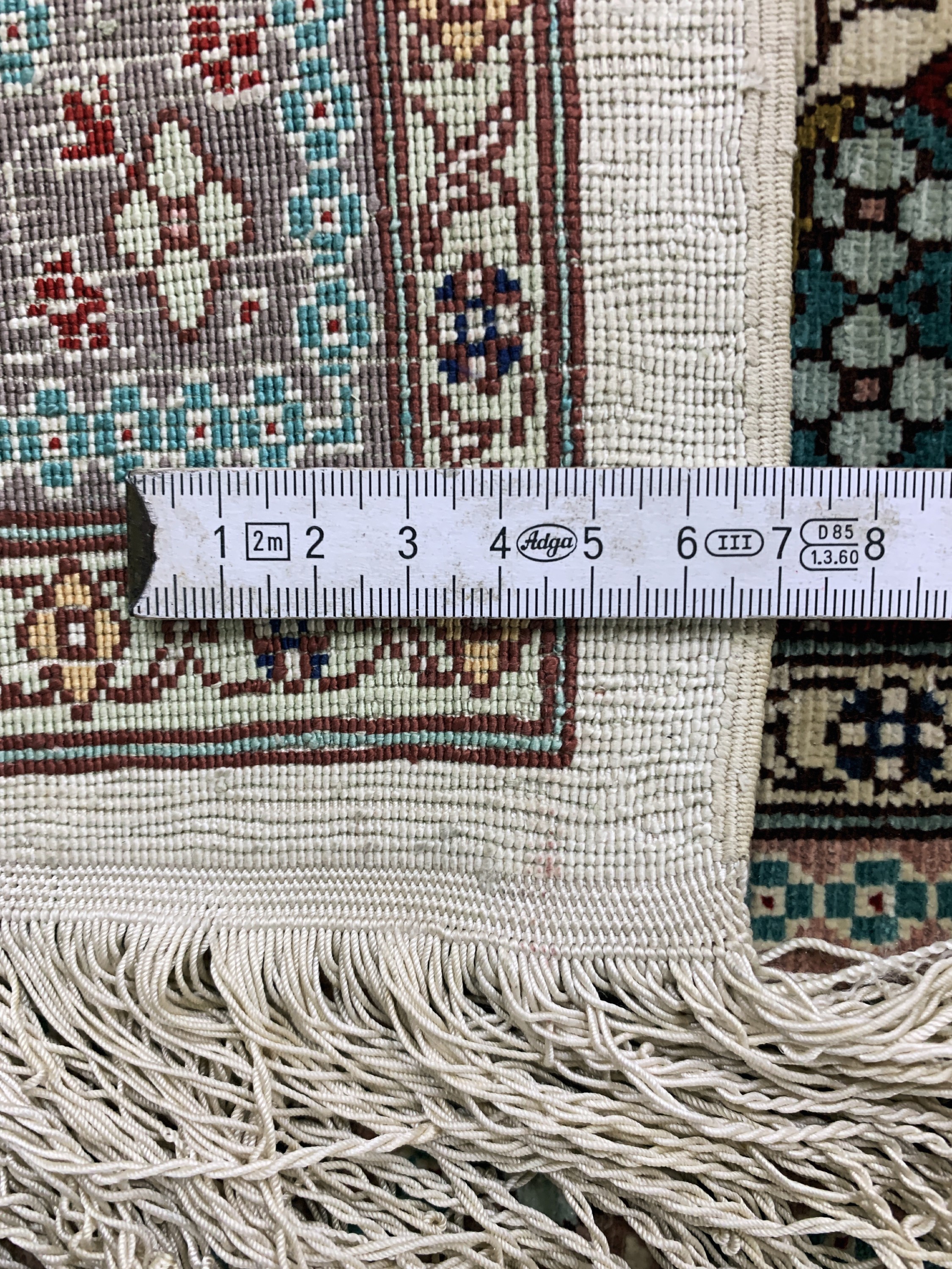 Detail d: Hereke fein, Türkei, Ende 20.Jhd., reine Naturseide, ca. 86 x 51 cm, EHZ: 1-2