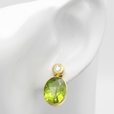 27000603a - Paar Ohrstecker mit Peridots und Brillanten, GG 585/000, 2 ovale Peridots zus. ca. 13 ...