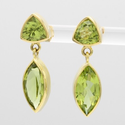 Image Paar Ohrstecker mit Peridots, GG 585/000, dreieckige u. navettef. Peridots zus. ca. 7.8 ...