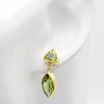27000604a - Paar Ohrstecker mit Peridots, GG 585/000, dreieckige u. navettef. Peridots zus. ca. 7.8 ...