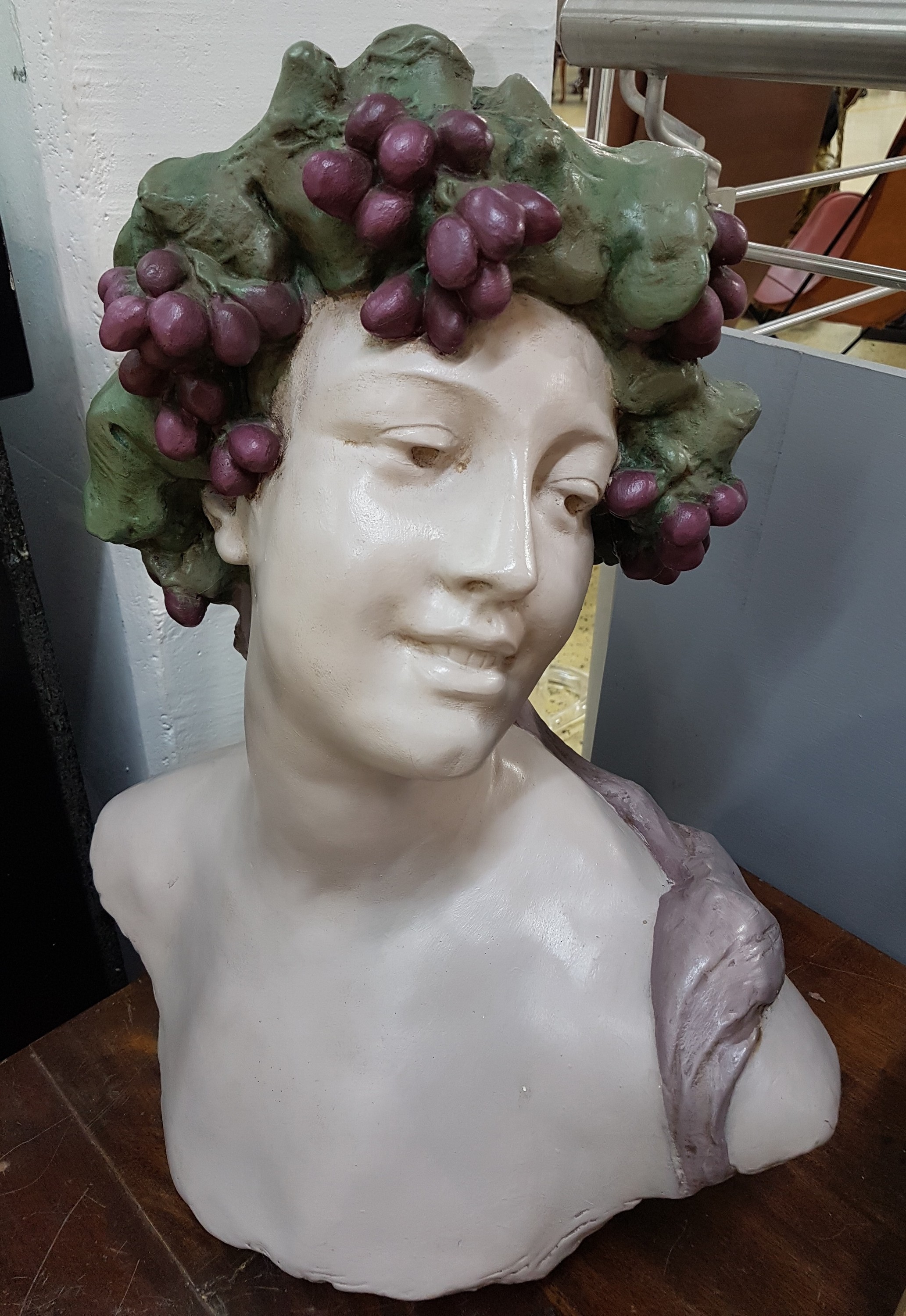Detail a: Große Büste des Bacchus, Frankreich, um 1900, Gipsguss bunt gefaßt, monogrammiert A.de B., H. ca. 54cm