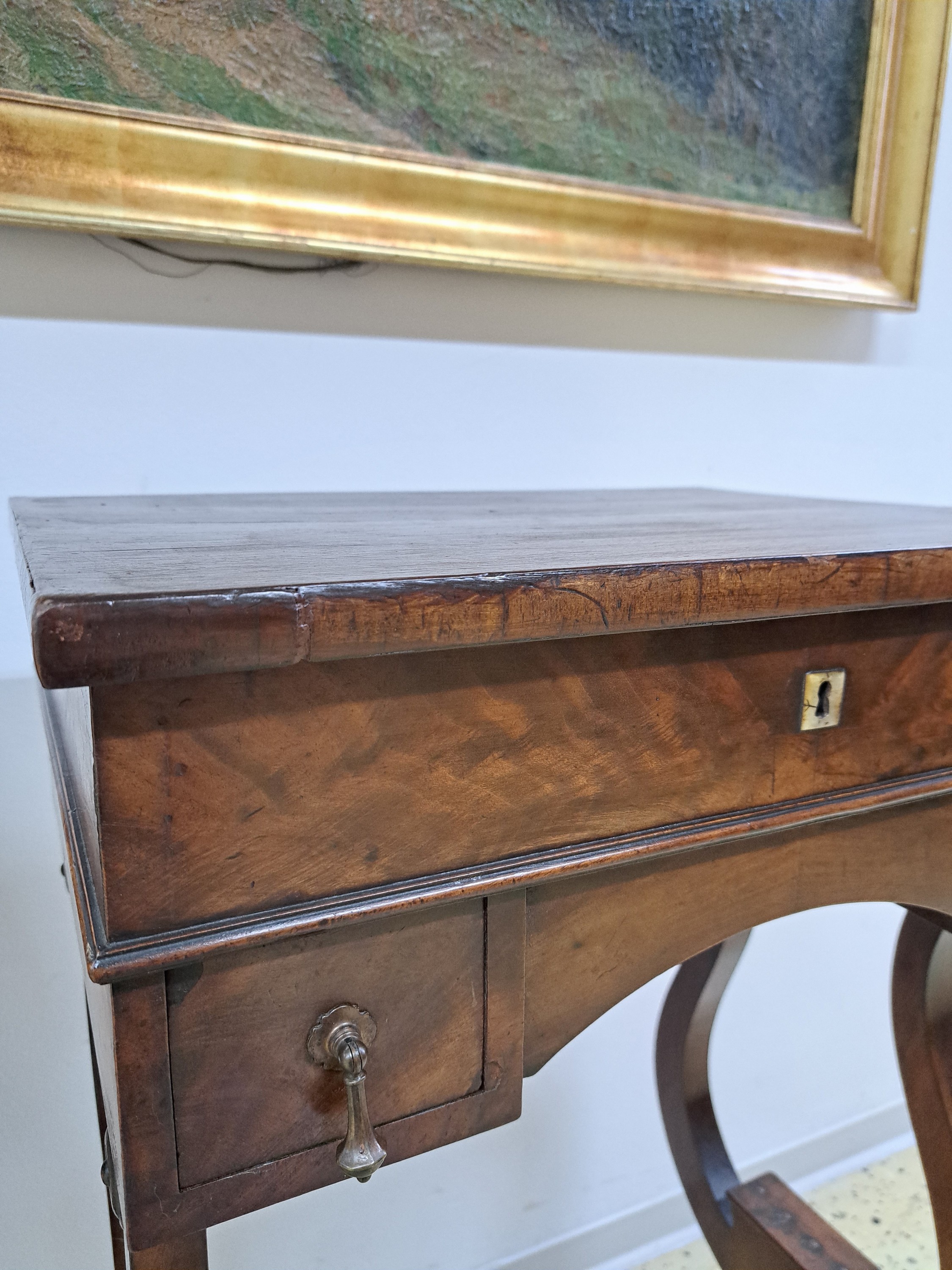 Detail d: Nähtisch, deutsch, um 1870, Wangen in Lyraform, aufklappbar mit Näheinteilung, ca. 83 x 50 x 38 cm, EZ 2-3