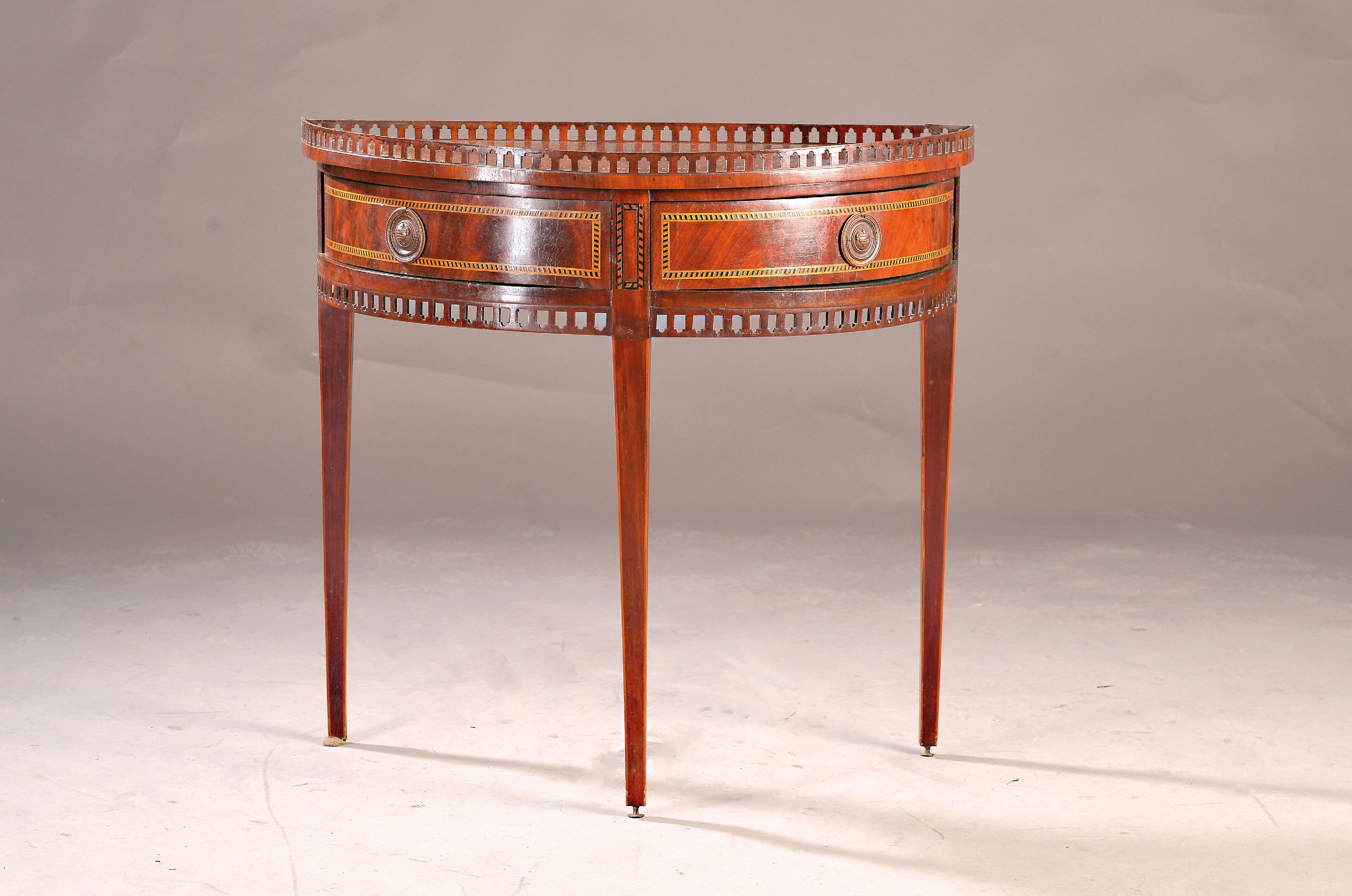 Image 27000849 - Kleine Demi-Lune Konsole, Niederlande, um 1900, Mahagonifurnier, mit zwei zur Seite ...