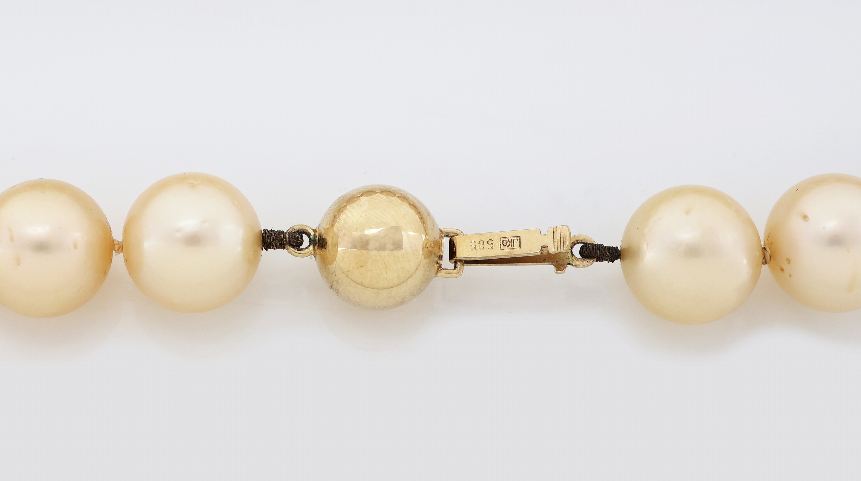 Detail a: Perl-Collier mit 14 kt Gold Schließe, GG 585/000, Südseezuchtperlen, cremefarb., D. ca.12-14.8 mm, nat. Merkmale, L. ca. 48 cm, Kugelschließe