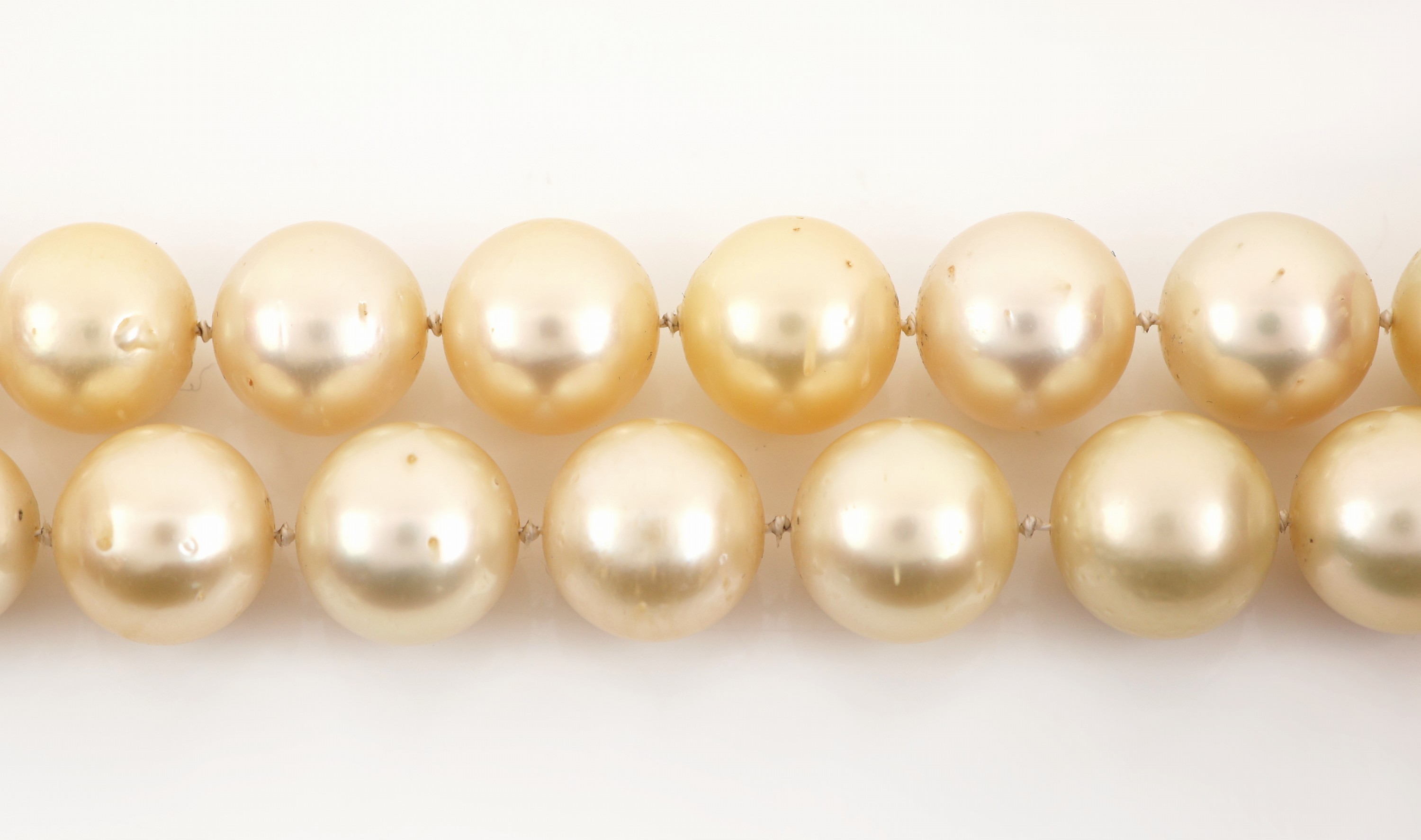 Detail b: Perl-Collier mit 14 kt Gold Schließe, GG 585/000, Südseezuchtperlen, cremefarb., D. ca.12-14.8 mm, nat. Merkmale, L. ca. 48 cm, Kugelschließe