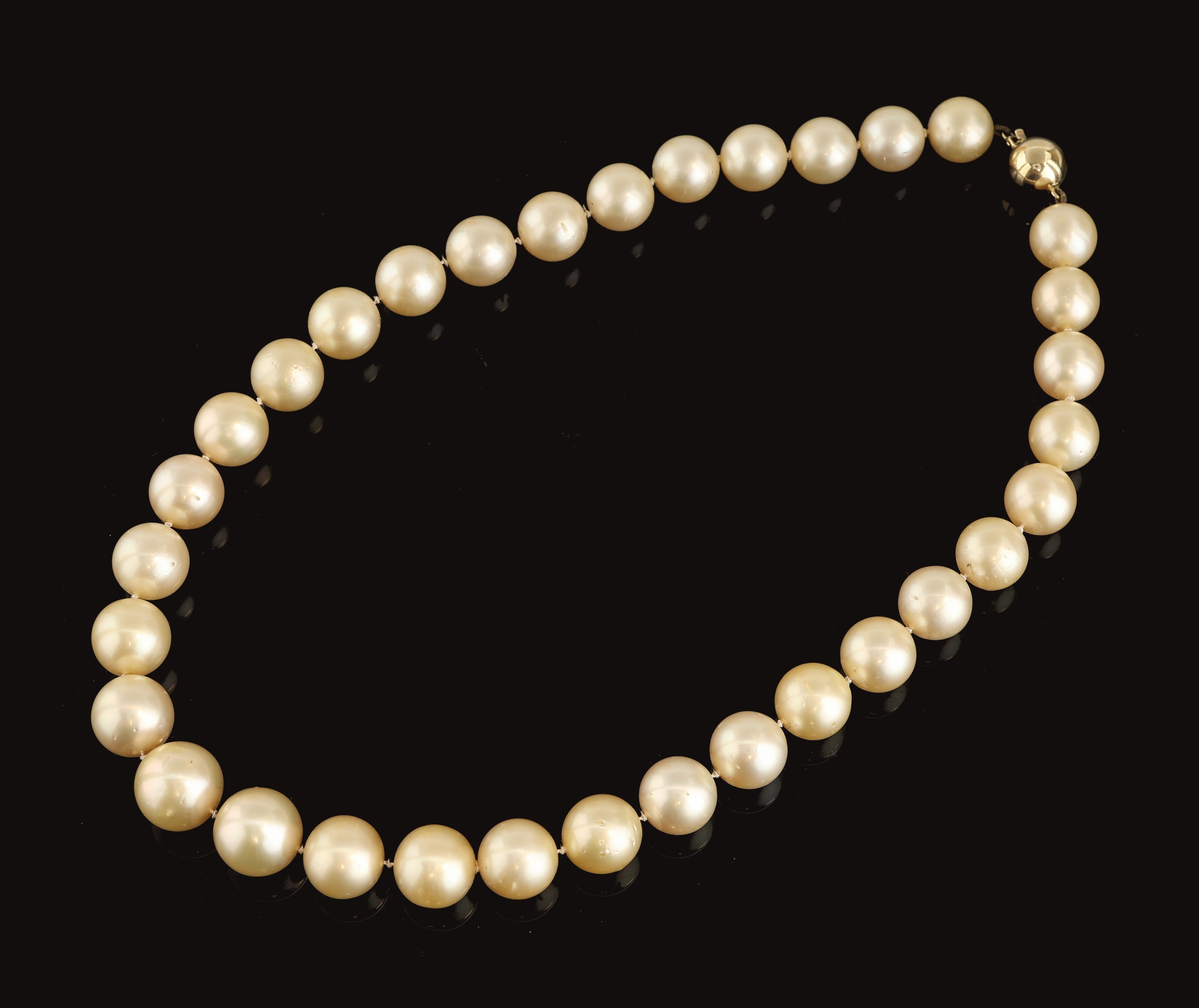 Detail c: Perl-Collier mit 14 kt Gold Schließe, GG 585/000, Südseezuchtperlen, cremefarb., D. ca.12-14.8 mm, nat. Merkmale, L. ca. 48 cm, Kugelschließe