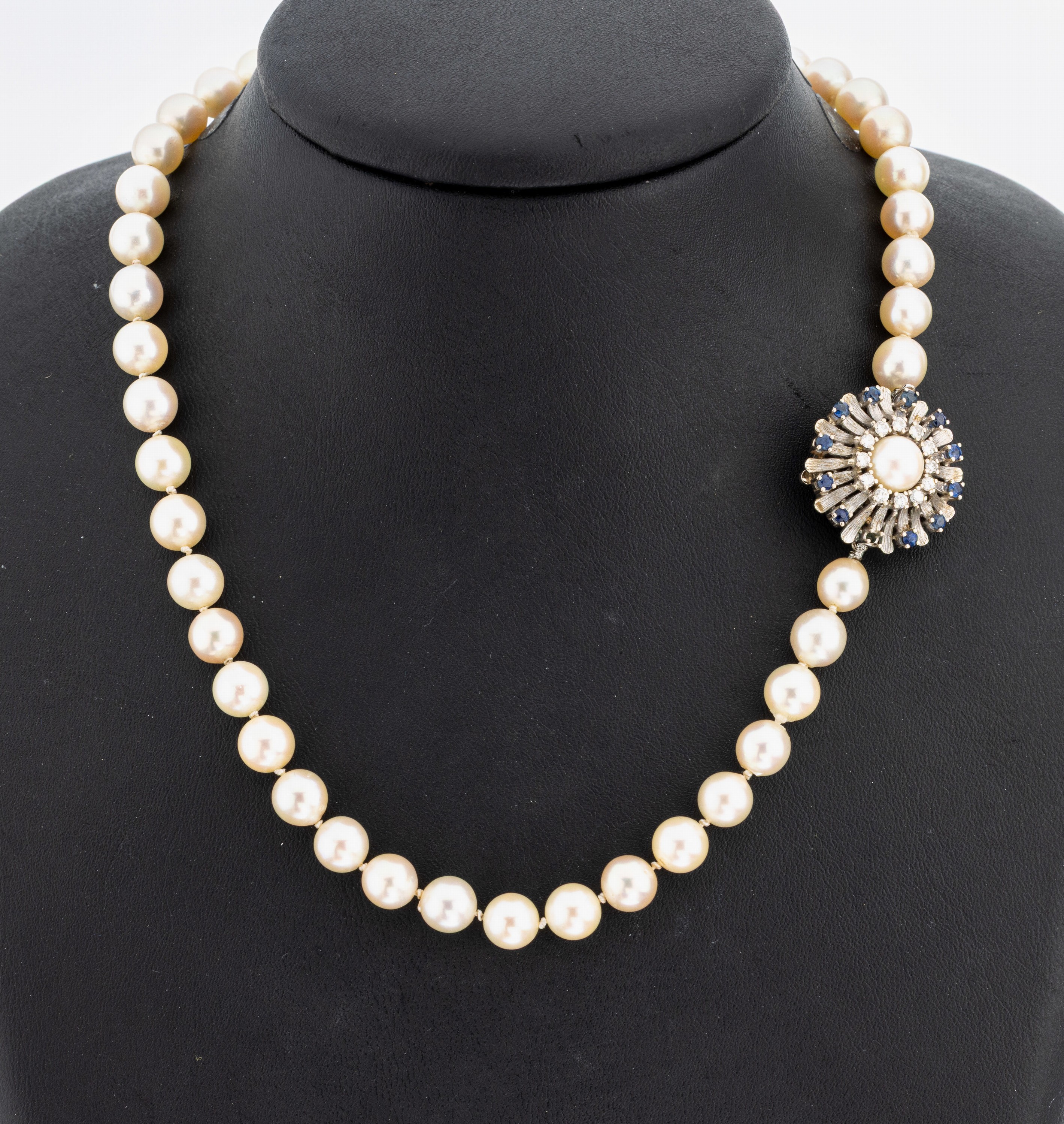 Image 27001011 - Zuchtperl-Collier mit 14 kt Gold Saphir- Brillant-Schließe, WG 585/000, überlang, ...