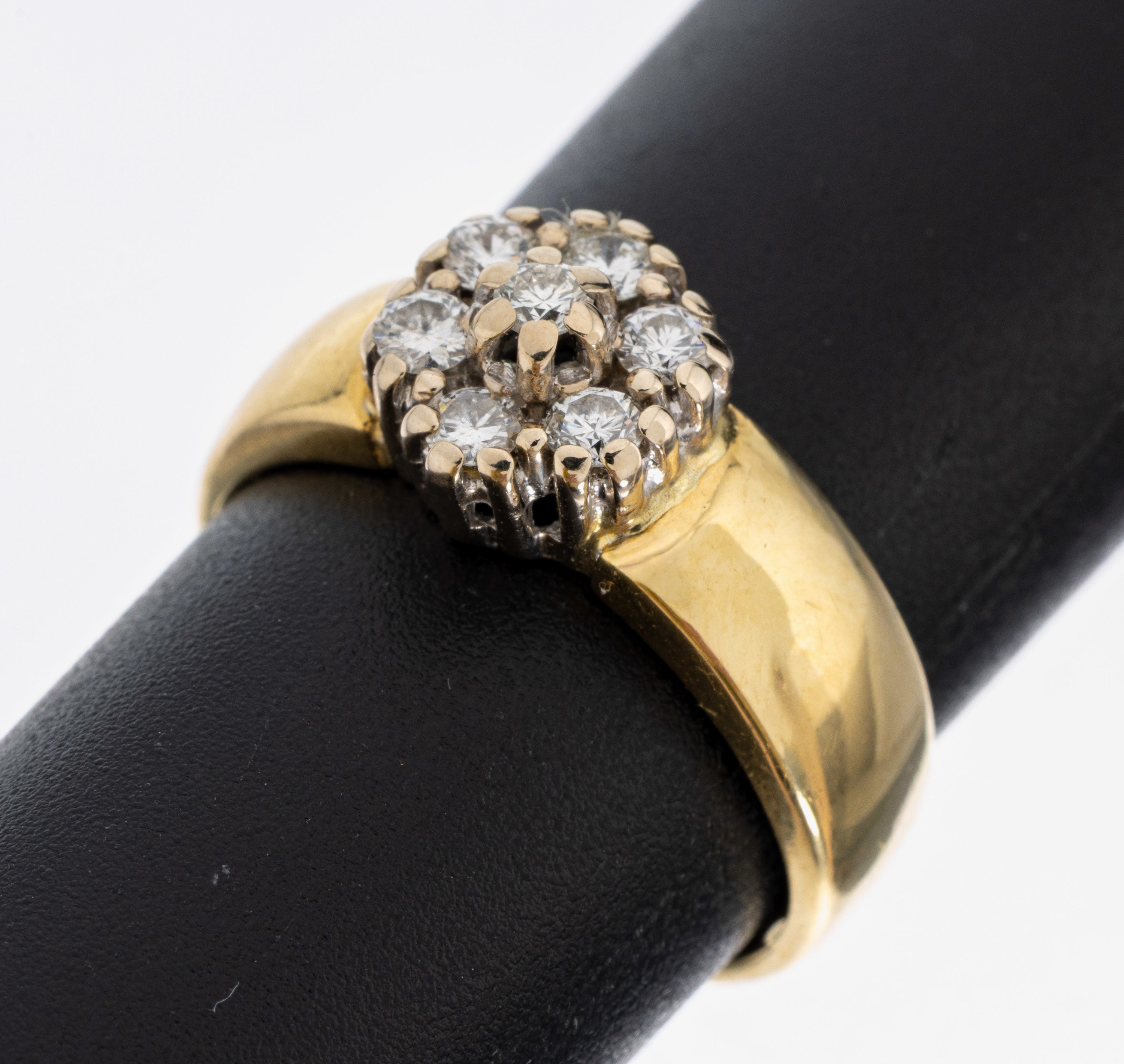 Image 27001016 - 18 kt Gold Brillant Ring, GG/WG 750/000, in WG gefasste 7 Brillanten zus. ca. 0.32 ct ...