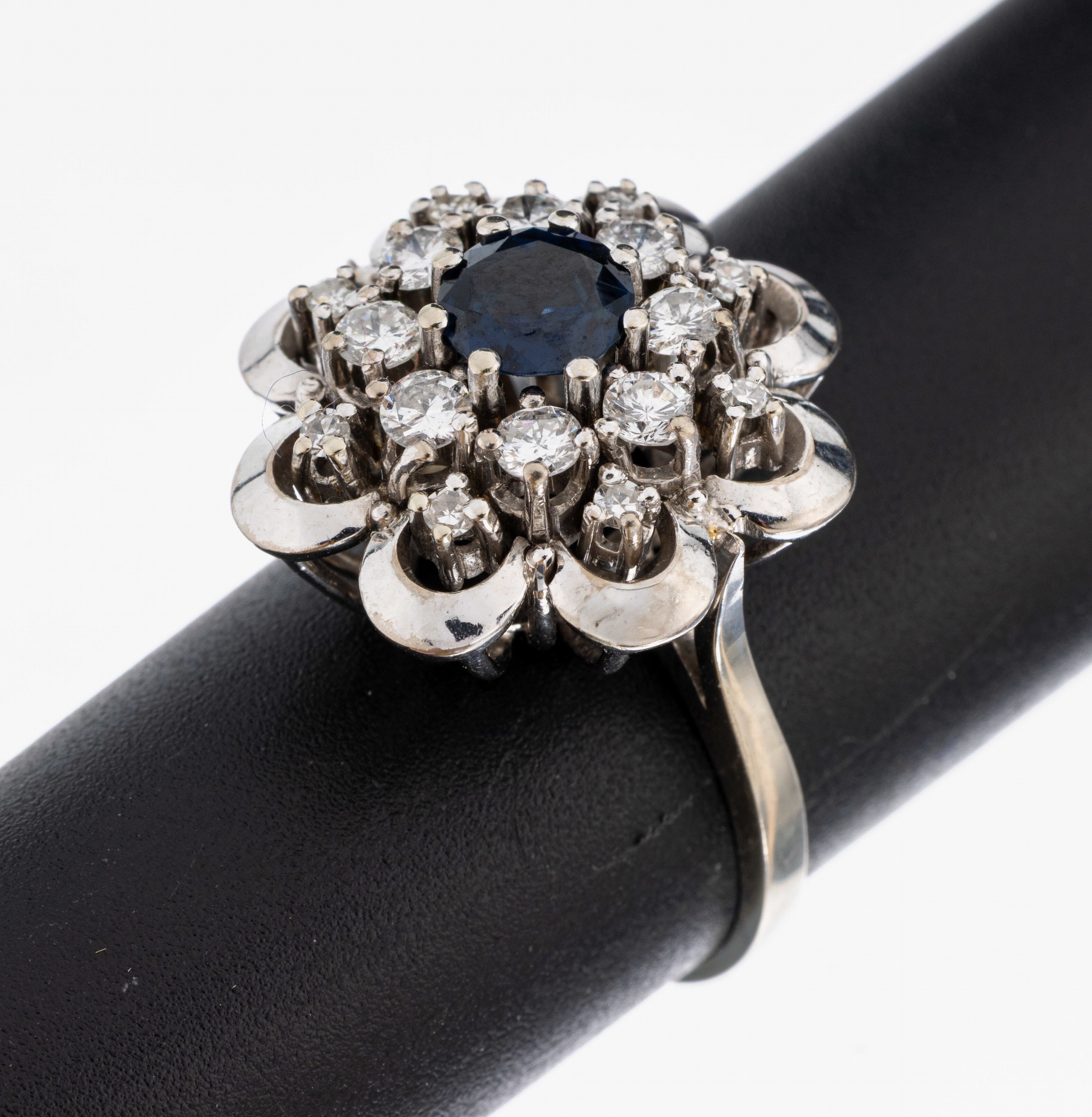 Image 27001020 - 14 kt Gold Saphir Diamant Ring, WG 585/000,hoch aufgebauter blütenf. Ringkopf, bes. ...