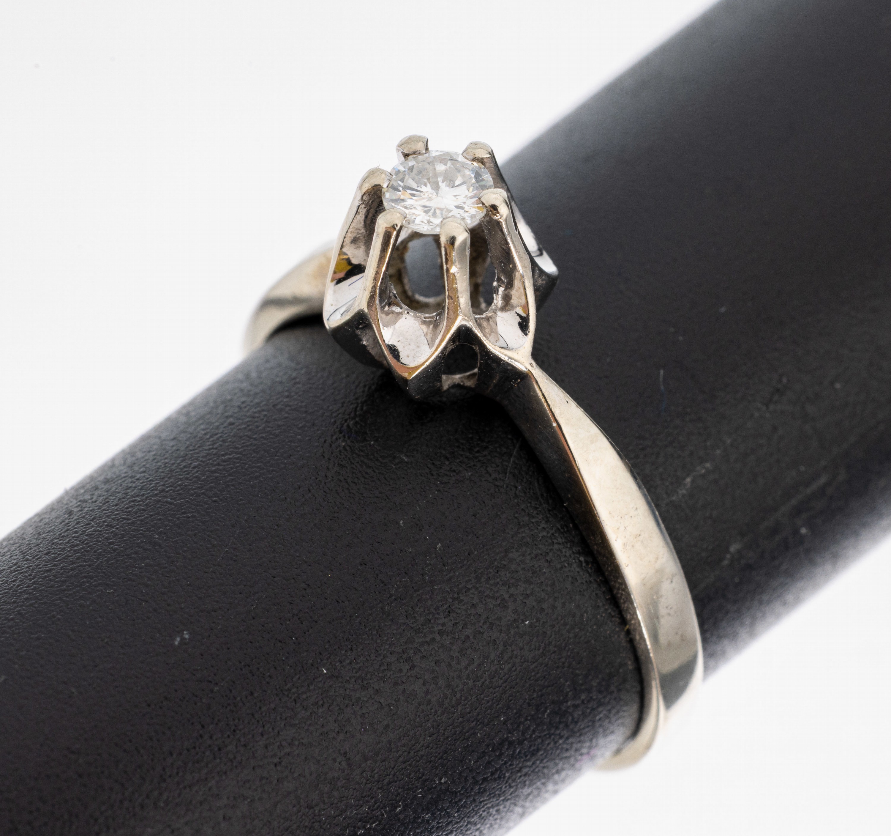 Image 27001024 - 14 kt Gold Brillant-Ring, WG 585/000, Brillant ca. 0.20 ct Weiß/p1, RW 57, ca. 2.4 g ...