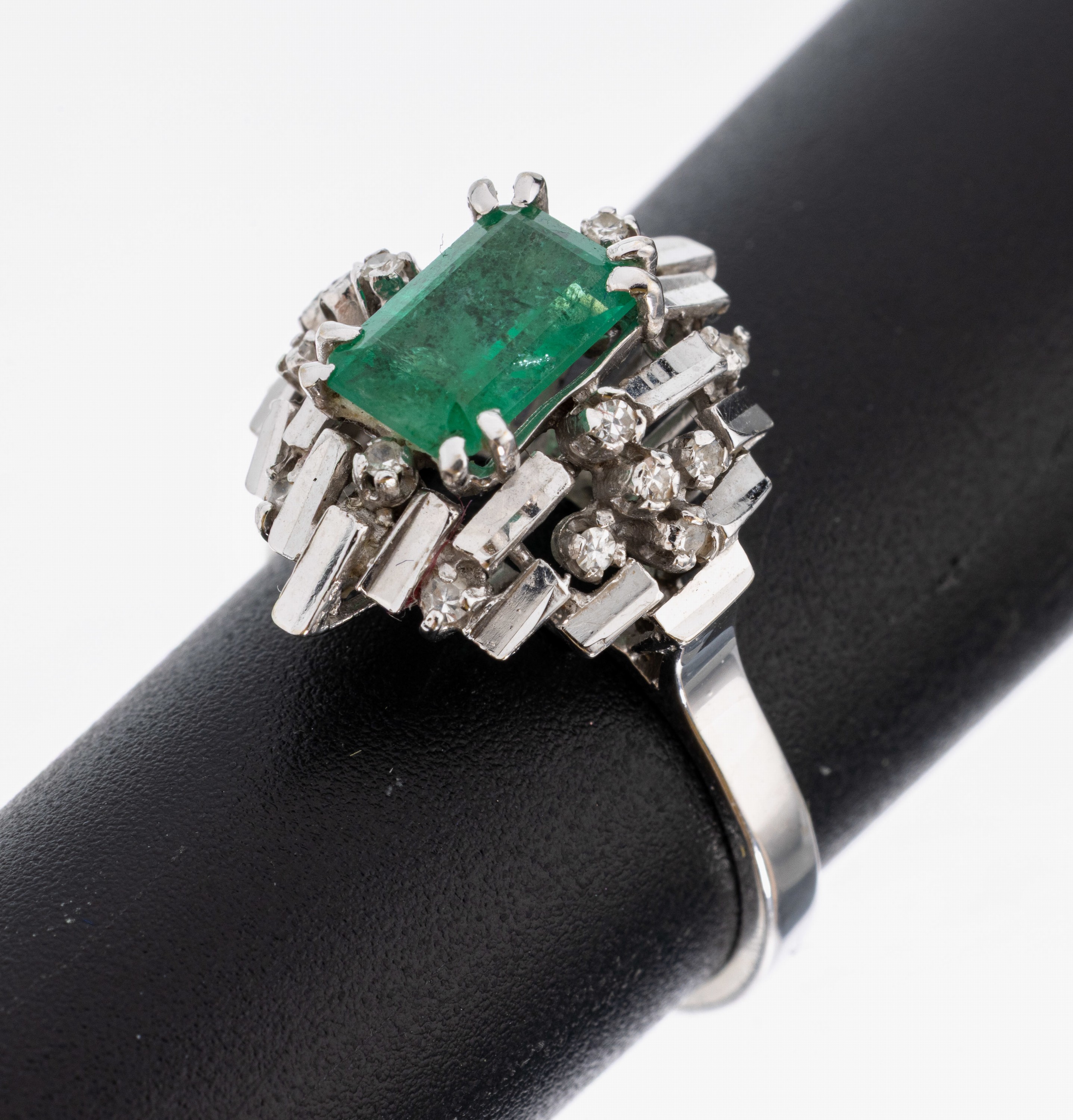 Image 27001025 - 18 kt Gold Smaragd Brillant Ring, WG 750/ 000, hoch aufgebauter Ringkopf, bes. mit ...