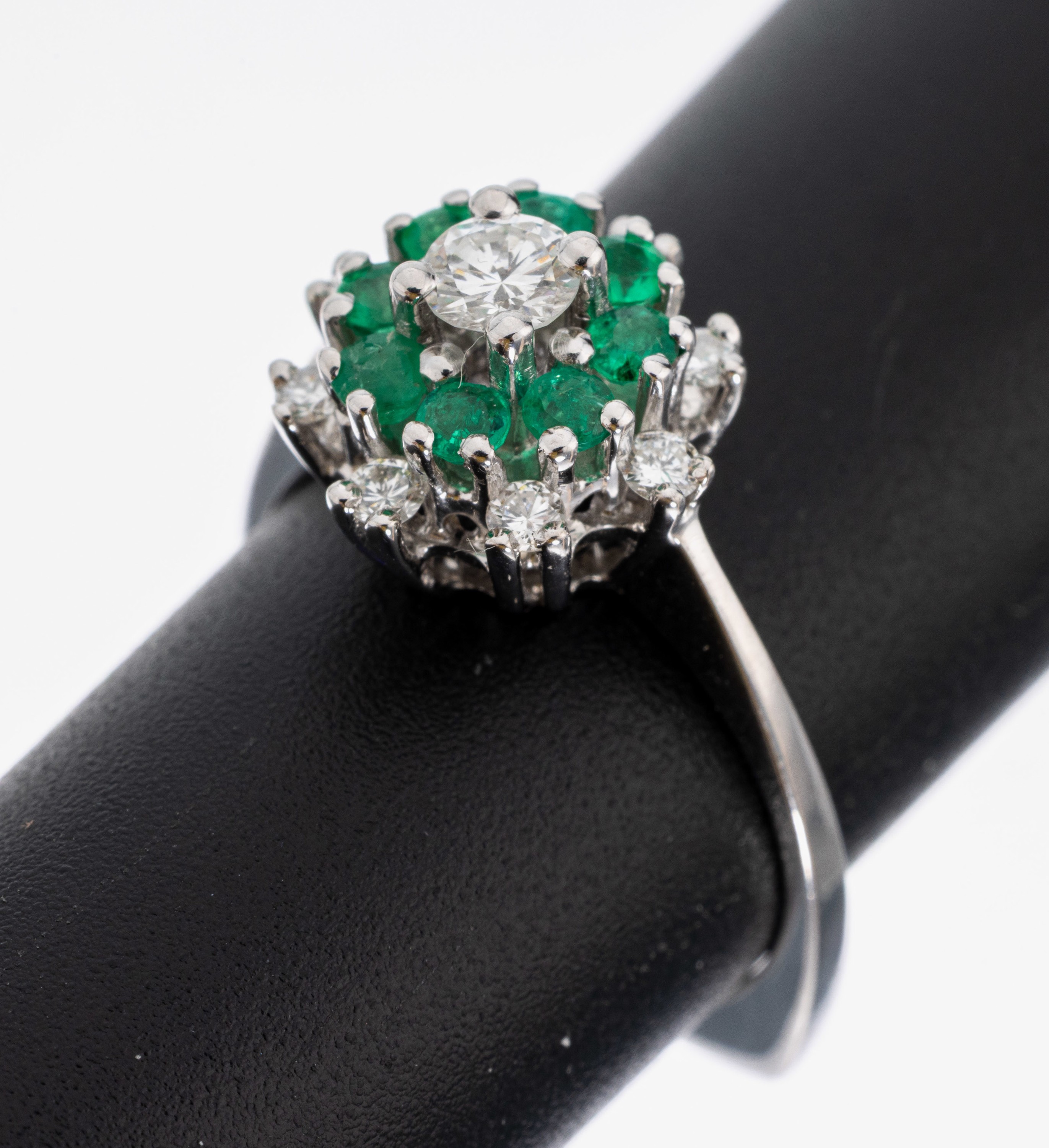 Image 27001026 - 18 kt Gold Smaragd Brillant Ring, WG 750/ 000, in 3 Ebenen aufgebaut bes. mit einem ...