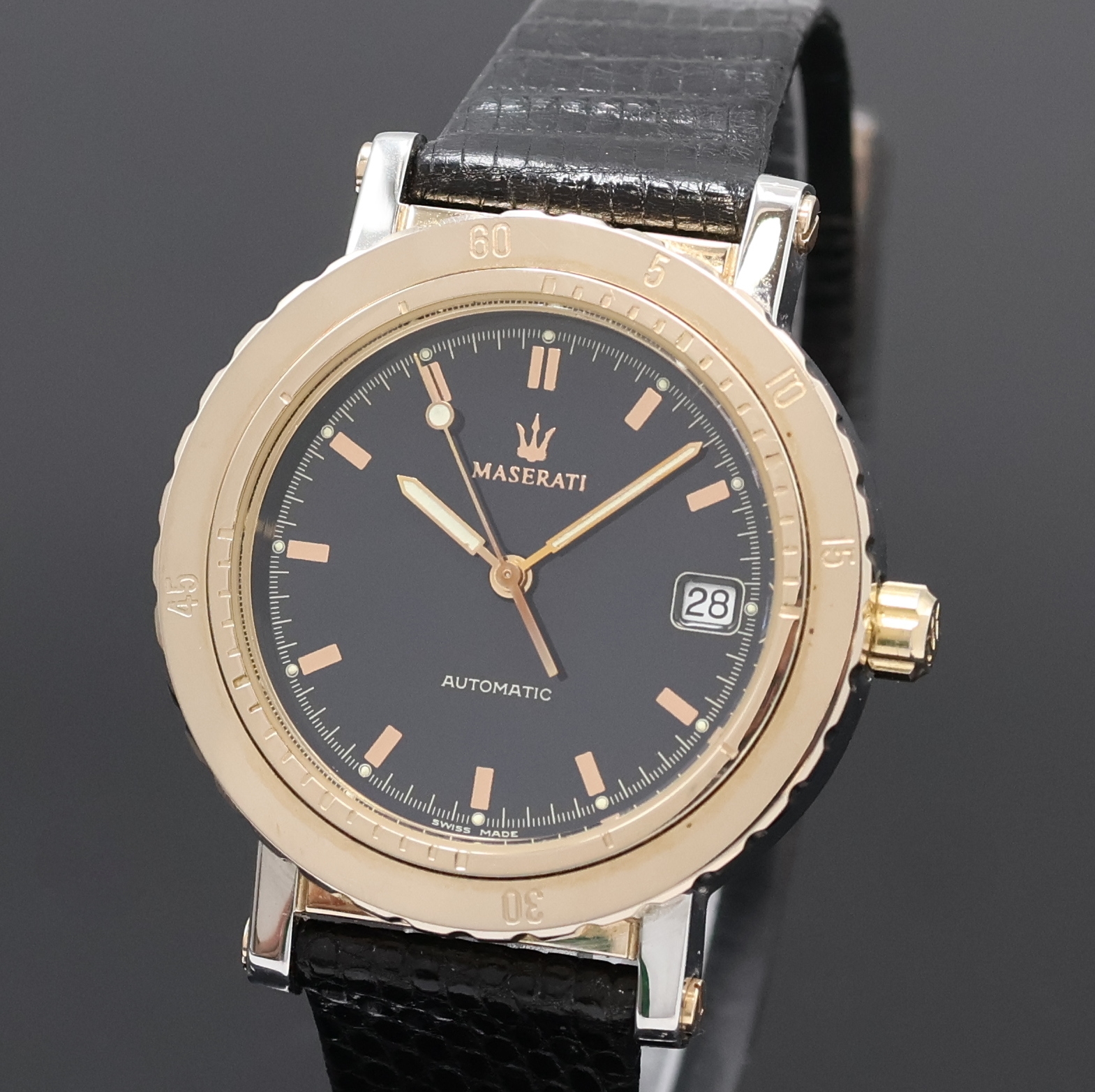 Detail a: MASERATI 1914 Herrenarmbanduhr, Automatik, Schweiz um 1992, z. T. verg. Edelstahlgeh. inkl. Lederband m. Dornschl., Boden verschr., Lün. m. grav. ...